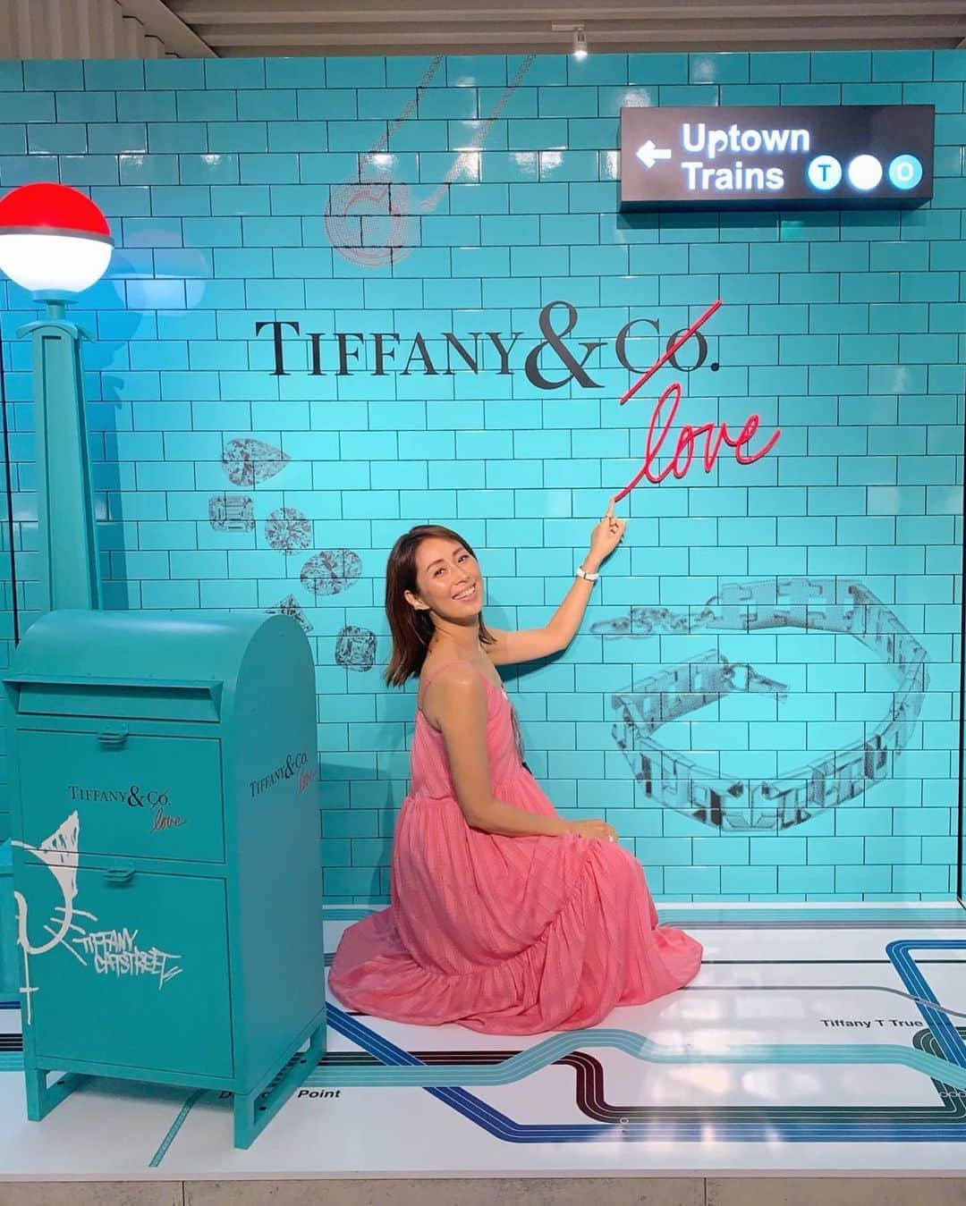 宮田綾子さんのインスタグラム写真 - (宮田綾子Instagram)「⁑ Tiffany & love 💍   左のライトはポケモンじゃないよね、笑   #宮田綾子 #tiffany #tiffanyandco #tiffanyandlove #tiffanyblue #tiffanybracelet #tiffanyblue #tiffanyring #ティファニー #ティファニーブルー #ティファニーカフェ #tiffanycatstreet #キャットストリート #原宿 #表参道 #hm #hmxme #pinkdress #pink  🦋宮田綾子のオンライン インスタグラムコンサルティング キャンペーン価格【8月末まで！】 いま、SNSでの発信はますます増えています インスタグラム上手く使いたいなーと思っていた方、インフルエンサーになる道のりなど、インスタグラムについて詳しく知りたい方はこの機会に是非♪ ▪️オンライン 宮田綾子プロフィール ハイライト「online」 から @ayako__miyata  https://ws.formzu.net/fgen/S86113707/ 遠方の方、男性の方もこちらをご利用ください 8月中のお申し込みはキャンペーン価格になっています、9月からのお申し込みは通常価格になりますのでお早目のお申し込みがおススメです！  ▪️対面（女性限定） 宮田綾子プロフィールURLから @ayako__miyata  https://ws.formzu.net/fgen/S25518129/ 対面のコンサルティングは女性限定です✨」8月15日 6時53分 - ayako__miyata