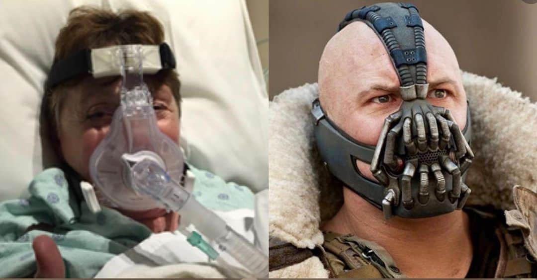 ケヴィン・スミスのインスタグラム：「My Mom went for some lung tests and my sister @virginia_in_vienna sent me a pic of @donsgirlgrace in breathing gear that looked kinda familiar. So I texted this “same energy” image back and Mom loved it. Virginia reports “She’s got blockage in lungs (more annoying than life-threatening) so Mom’s taking antibiotics and steroids to help clear it up. Needs to nebulize and use inhaler with frequency to keep asthma at bay. Waiting to see results of bloodwork & chest x-ray.” But the best news: no Covid! So please: keep washing your hands and keep wearing a mask, folks - like my Mom and Bane. #KevinSmith #mom #gracevsmith #bane #thedarkknightrises」