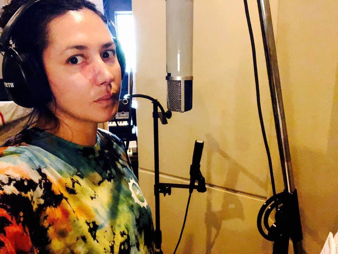 ミシェル・ブランチのインスタグラム：「19 years ago today, The Spirit Room was released and my life was forever changed ✨😭❤️Fitting that I’m spending the day singing harmonies on my new record. Thank you, all of you, for being a part of it and coming along for the ride ✌🏻🙃」