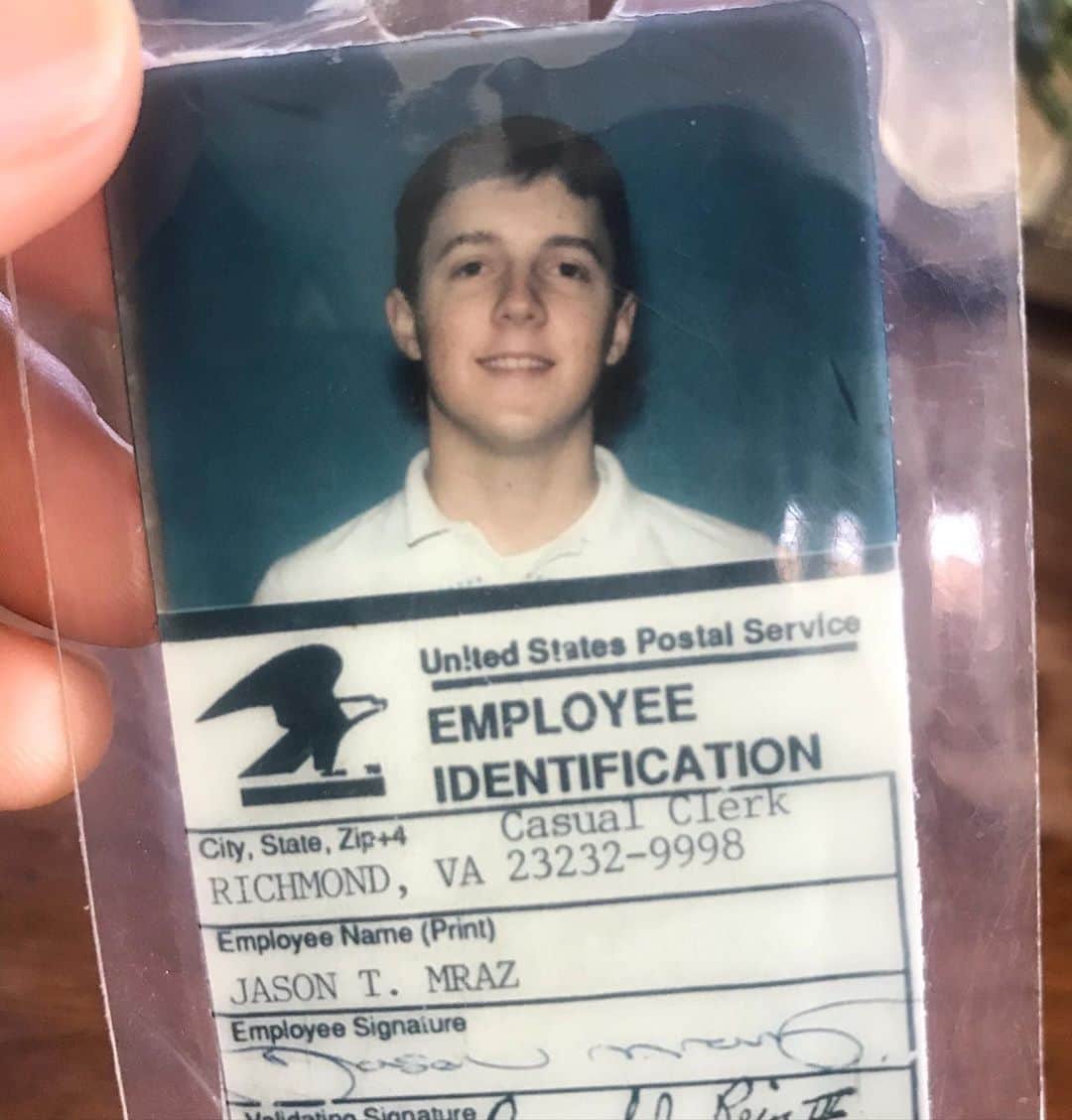 ジェイソン・ムラーズのインスタグラム：「In a former life I worked for the USPS. My dad was also a mail carrier and later, after being chased by too many dogs, transitioned to being a mail handler. We both worked IN the post office - sorting mail. My experience is that the post office does an incredible job handling volume. Especially those colorful bday and holiday envelopes sent by grandmas around the world. Do not think for a minute that this time tested system would fail us during an election. A government by & for the people would make sure the postal service is running at full capacity instead of closing branches and turning off AUTOMATED sorting machines which make sorting faster and easier - but - suspiciously, we have an administration trying to undermine the hardworking service men & women who make the USPS possible. Tampering with elections is illegal. So is mail fraud. You or I would go to prison for it. Let’s make sure the postmaster general and our President are held accountable for their actions, starting with a personnel change in the People’s House. #vote #voteblue #votelouder」