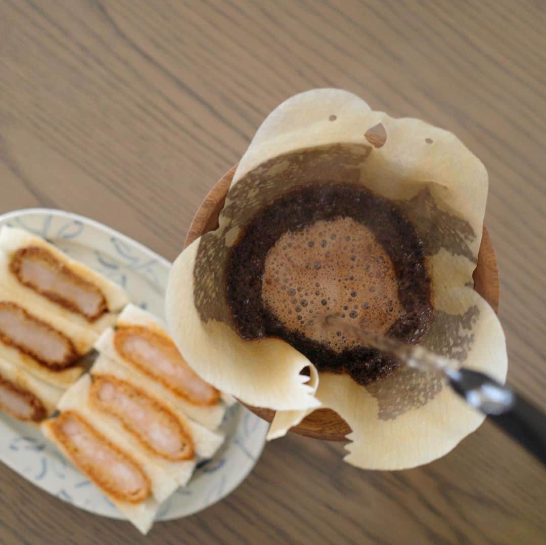 高垣麗子さんのインスタグラム写真 - (高垣麗子Instagram)「・ ・ ・ おはようございます 挽きたてのコーヒーの香り 朝からたまりません𓂃𓂃☕︎ まい泉のヒレ＆エビサンド 朝からガッツリいっちゃいまーす ・ ・ #Coffee #まい泉」8月15日 7時19分 - reikotakagaki