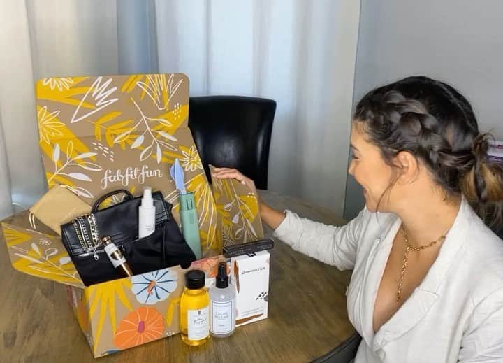 ジェシカ・ゾアのインスタグラム：「🍁🍂🌳🧡🔥🍂🕯🍁🍃 With Fall around the corner I’ve teamed up with @fabfitfun to have some goodies for my favorite time of year:) 🍁  From warm bubbles baths 🛁 to my own personal environmentally friendly cutlery to a new little backpack and wonderful beauty products... I am feeling fabulous:) use code: GOSSIP for savings!! #fabfitfun #fabfitfunpartner」