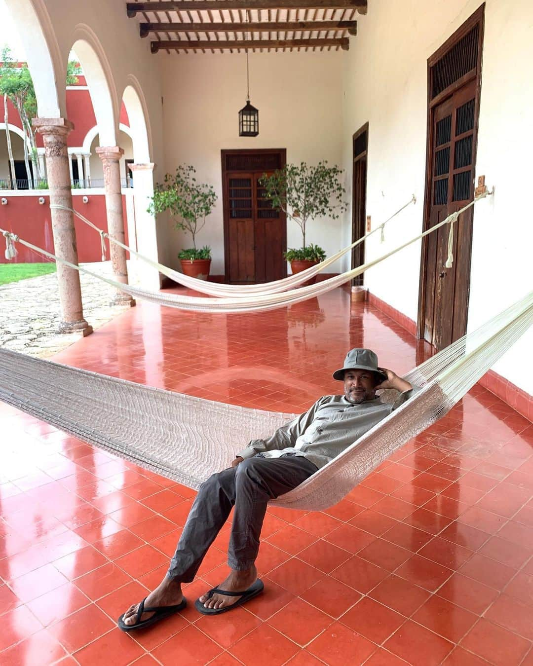 トームさんのインスタグラム写真 - (トームInstagram)「Dear @aprilladynyc of course you beat us to it, #hammockqueen at #haciendatemozon @thehaciendas #challengeaccepted to recreate this iconic moment from yesteryear in #headtotome RL originals (outtakes and interruptions included)」8月15日 7時25分 - tomenyc