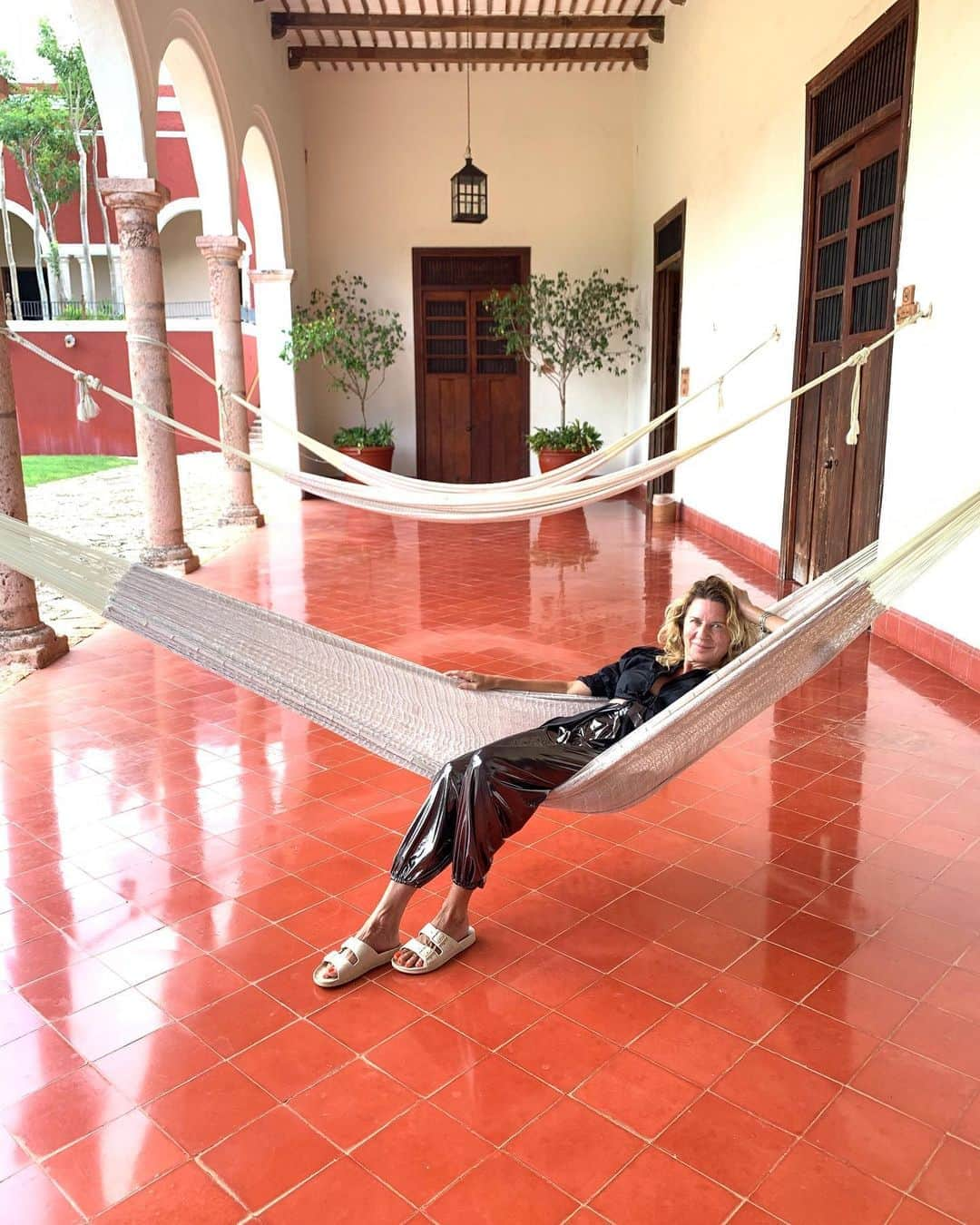 トームさんのインスタグラム写真 - (トームInstagram)「Dear @aprilladynyc of course you beat us to it, #hammockqueen at #haciendatemozon @thehaciendas #challengeaccepted to recreate this iconic moment from yesteryear in #headtotome RL originals (outtakes and interruptions included)」8月15日 7時25分 - tomenyc