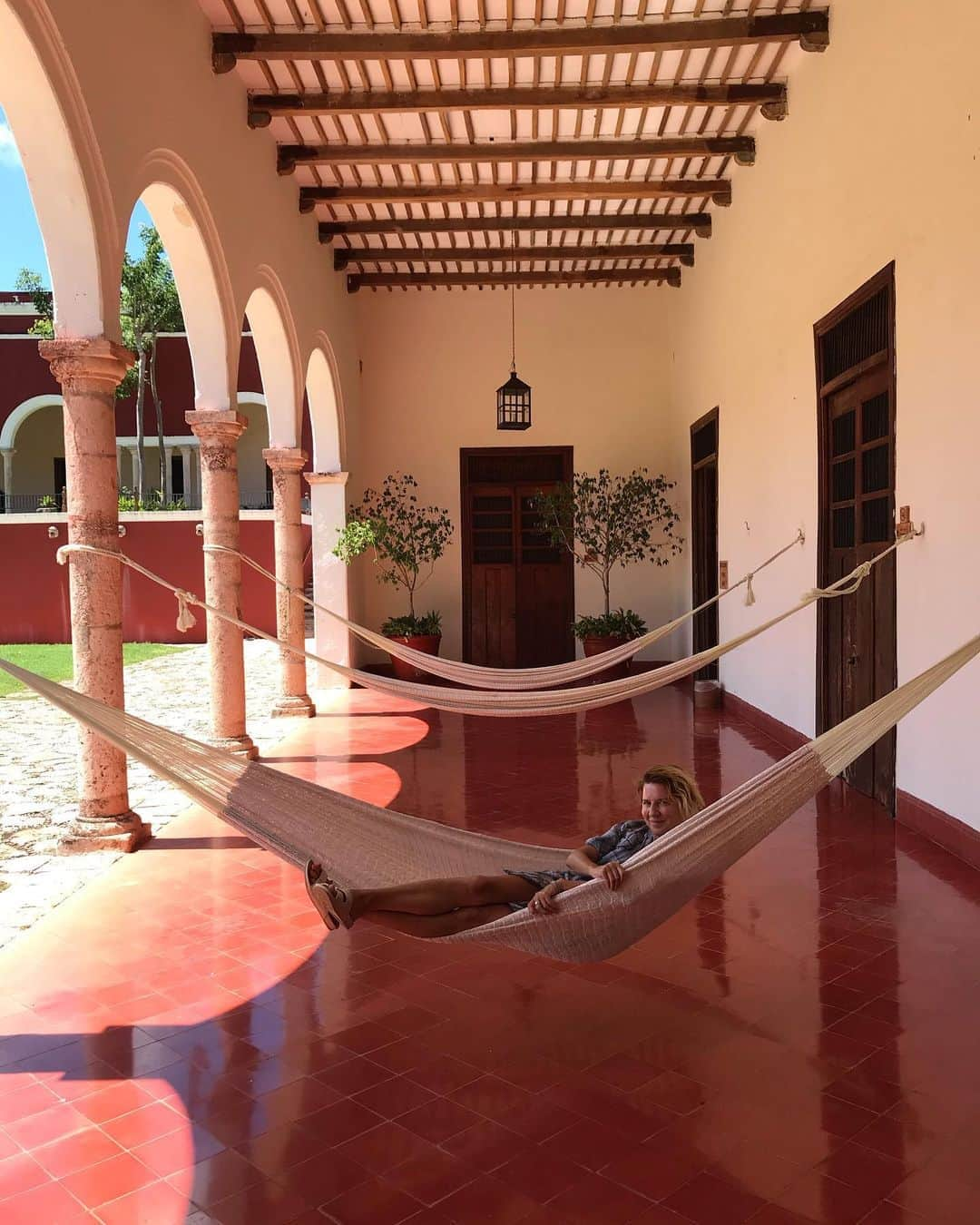 トームさんのインスタグラム写真 - (トームInstagram)「Dear @aprilladynyc of course you beat us to it, #hammockqueen at #haciendatemozon @thehaciendas #challengeaccepted to recreate this iconic moment from yesteryear in #headtotome RL originals (outtakes and interruptions included)」8月15日 7時25分 - tomenyc