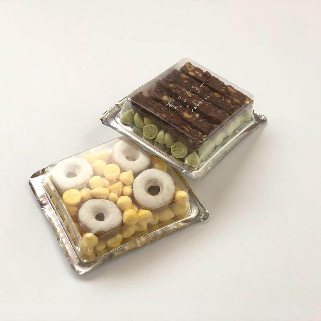 甲斐みのりさんのインスタグラム写真 - (甲斐みのりInstagram)「どんどんたまるお菓子の紙袋、箱、包み紙。 いつかコレクションをなにかにいかしたい。  FUDGE.jp 【甲斐みのりの隙間の時間】 いつもと違う夏だからこそ  #隙間の時間　 #fudgejp  #菓子菓子菓子 #お菓子の包み紙いろいろ #乙女の東京 #東京ロマンチック案内 #気持ちが伝わるおいしい贈りもの  #全国かわいいおみやげ」8月15日 7時35分 - minori_loule