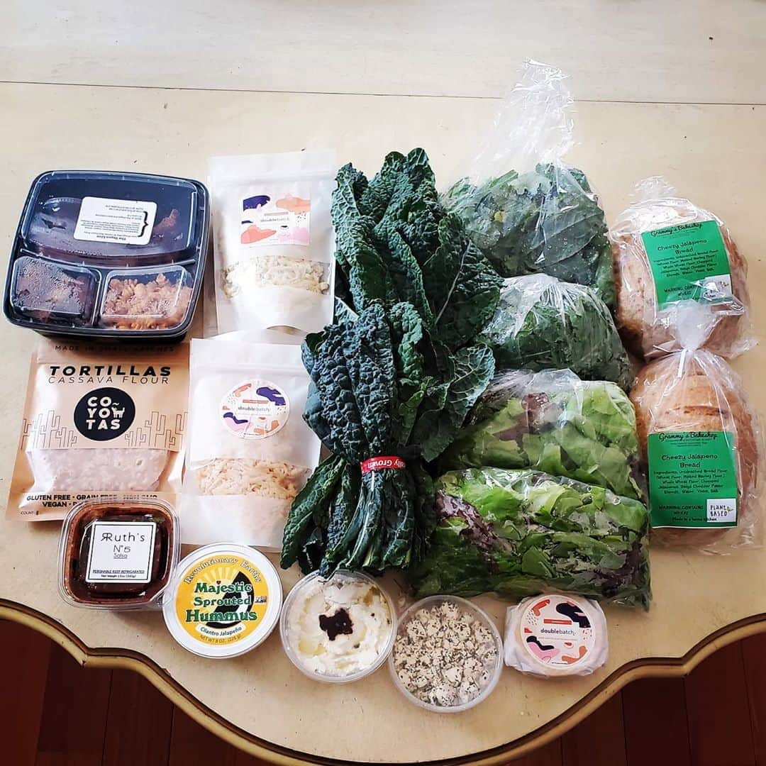 ガソリングラマーさんのインスタグラム写真 - (ガソリングラマーInstagram)「THIS WEEKS #MYMARKETBOX ORDER 🥬🌿🧅🍅🌶🧄🥥🧀🧀🧀🍞🥗 @marketbox.sd all vegan companies @jrorganicsfarm #organic #LACINATOKALE #springmix #LETTUCE  @majesticgarlic CILANTRO GARLIC #hummus  @ruthsn5 #salsa #tatemada  @doublebatch.co #almondcheese #vegancheese #provolone #mozzarella #americana #feta @hungryveganlion macncheese fried mushrooms  @grammysbakeshop jalapeno cheddar #bread @eatcoyotas #cassavaflour #tortillas  #vegan #veganfood #whatveganseat #vegangood #veganaf #vegansofinstagram #plantbased #vegandelivery #vegetarian #marketboxsd #plantbased #plantbasedmeals  Thank you thankful GRATEFUL  Not paid sharing the good stuff 🙌 💥💥💥They deliver to LA Thursdays 10am to 8pm💥💥💥 #marketboxsd  #mymarketbox #jrorganicsfarm」8月15日 7時36分 - gasolineglamour