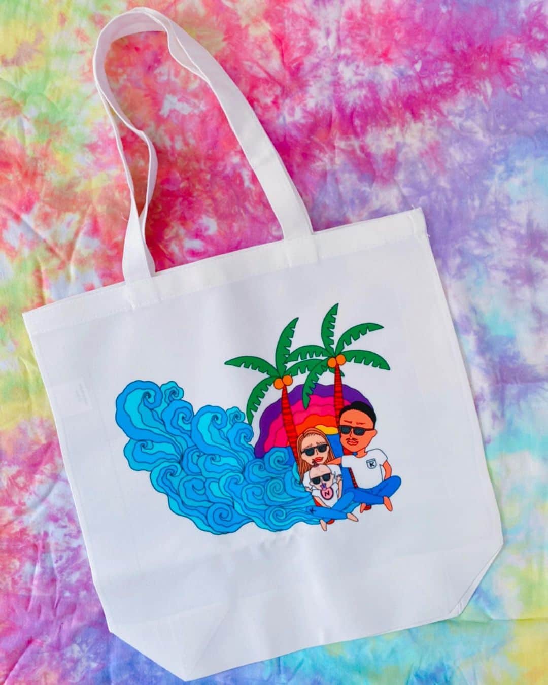 イラストレーターbebeのインスタグラム：「． トートバックも オーダーありがとうございます！🙌🏼💓． ． お好きなデザイン トートにできます🌞． ． ⚠️こちらのデザインは販売致しませんのでご了承下さい。 ． ． ⇟⇟⇟✷ #Androidケース#Xperiaケース#iphoneケース#スマホケース#携帯カバー#携帯ケース#手帳型#手帳型ケース#オリジナルイラスト#オリジナルアート#ハンドメイド#ハンドメイド販売#イラストオーダー#イラスト#海#ビーチ#アート#iPhone #followforfollow #beach #sunset #family #fff #l4l#instagood#f4f#instalike」