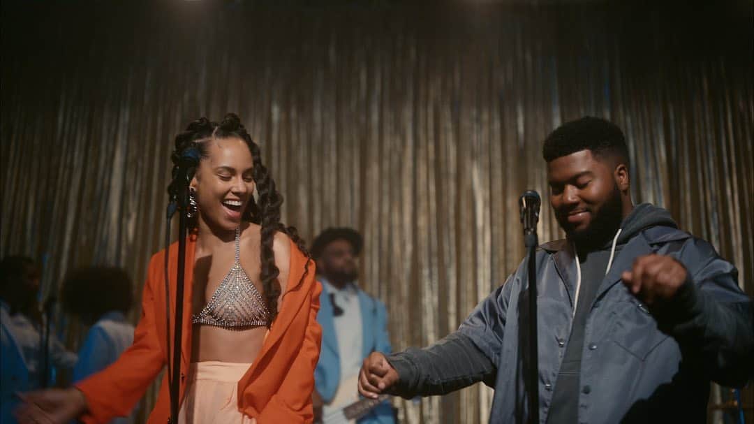 Vevoさんのインスタグラム写真 - (VevoInstagram)「Would've been nice to have @aliciakeys and @thegr8khalid holding it down at MY school dance. 😅 Their collab "So Done" reminds us to live life the way we want... watch now! 🙌  ⠀⠀⠀⠀⠀⠀⠀⠀⠀ ▶️[Link in bio] #AliciaKeys #Khalid #SoDone」8月15日 7時39分 - vevo