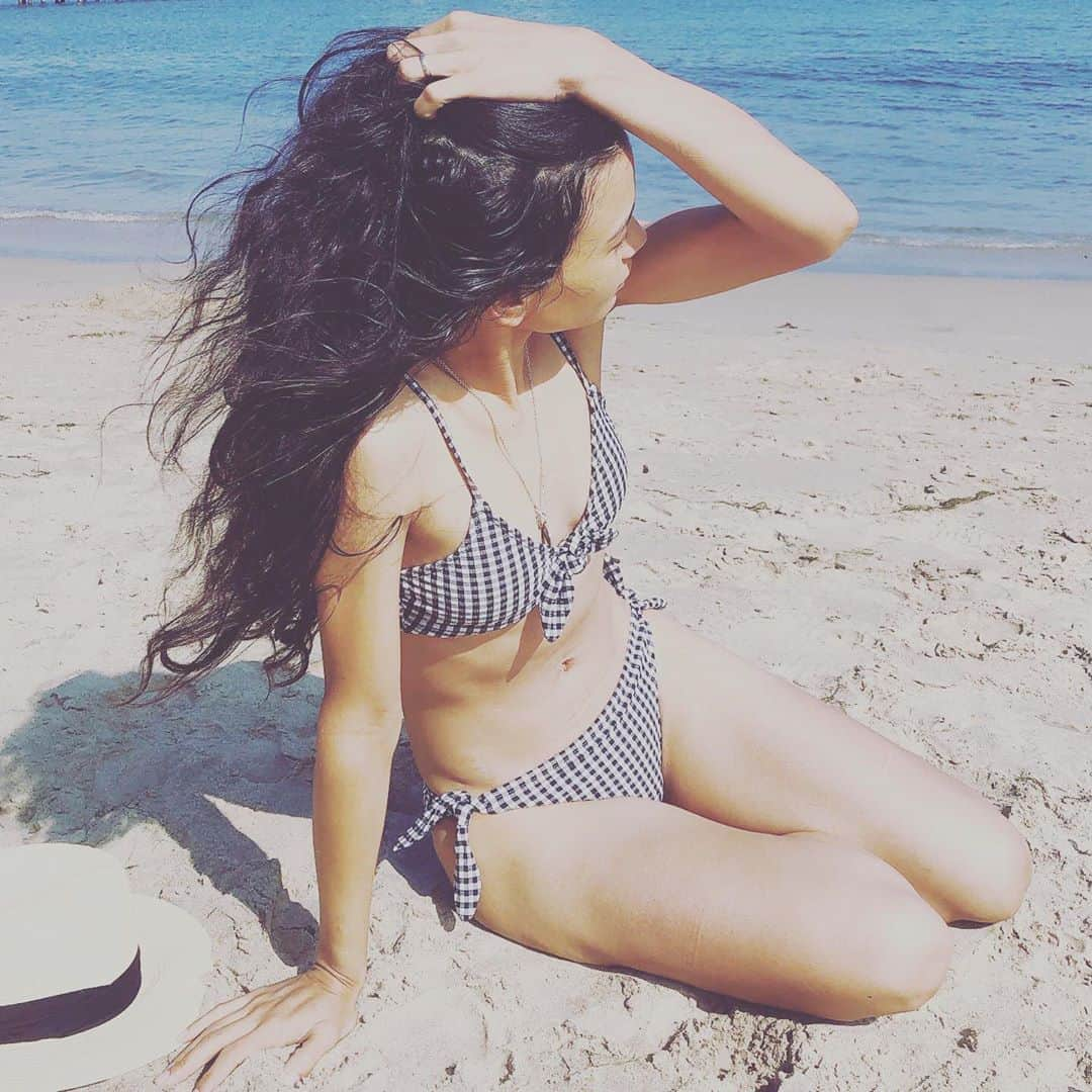 ダナイ・ガルシアさんのインスタグラム写真 - (ダナイ・ガルシアInstagram)「Vitamin D & C bath from head to toes. #islandgirl #queen 👑 Nature is beautiful and you are in her bosom. That voice of comfort which speaks in the breezes of the morning, may visit your mind, that the delightful influences which the green leaves, the blue sky, the moonbeams and clouds of the evening diffuse over the universe, may in their powers of soul-healing, visit your day visions, is my desire and hope.  #love #bluesky #amor #comtemplation #gratitute #gracias #blessed #bluesky #community #comunidad  #playa #quoteoftheday #sweet #dulces #glow #island  Never forget the magic. 👑」8月15日 7時53分 - danaygarcia1