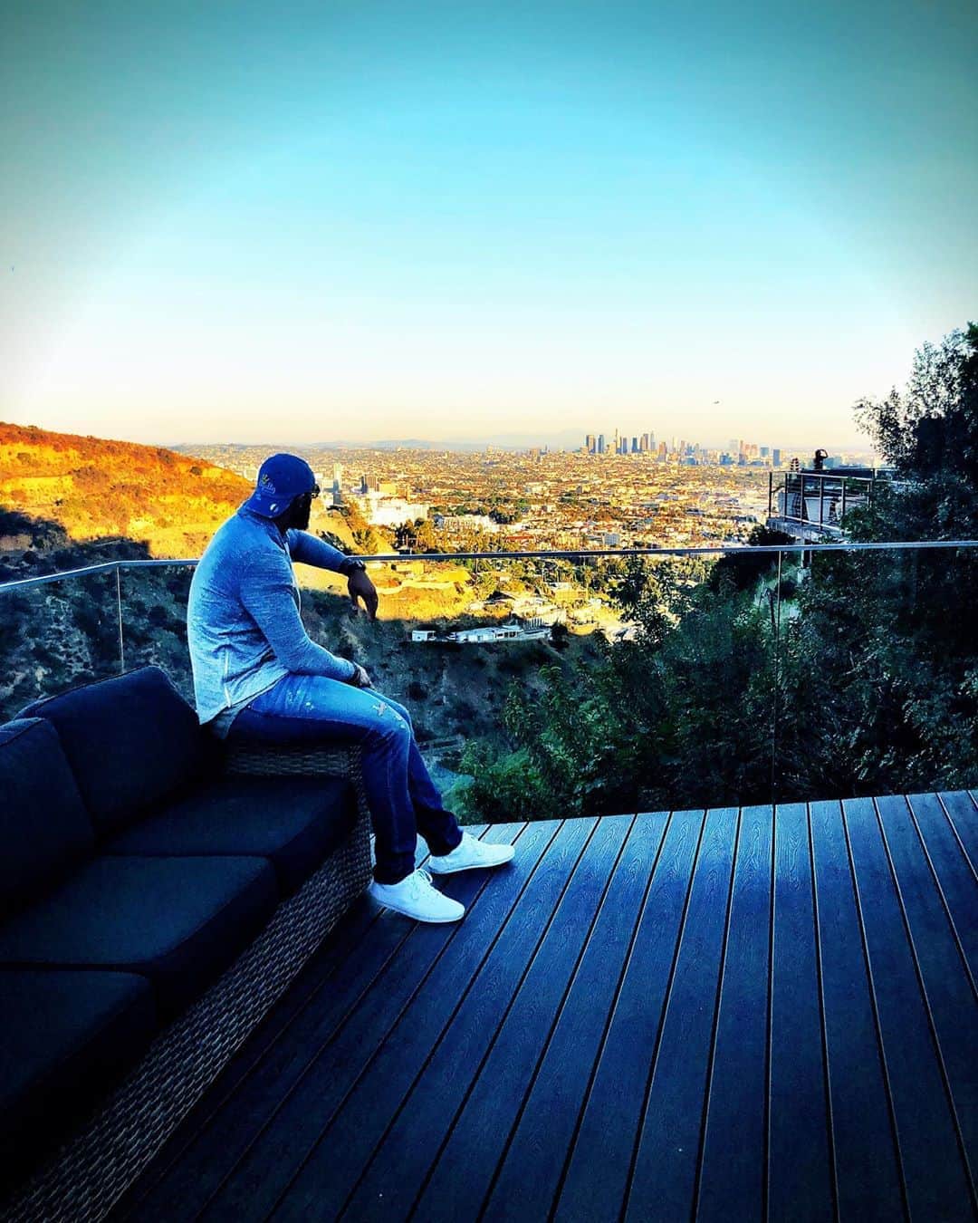 カルロス・ブーザーのインスタグラム：「Life Is Like A Book My Friends... Some Chapters Are Happy... Some Are Sad... Some Are Boring... Some Are Exciting... But If You Never Turn The Page, You’ll Never Know What The Next Chapter Has In Store For You... YOU HOLD THE PEN THAT’S WRITING YOUR STORY... #HOLDAT 📖」