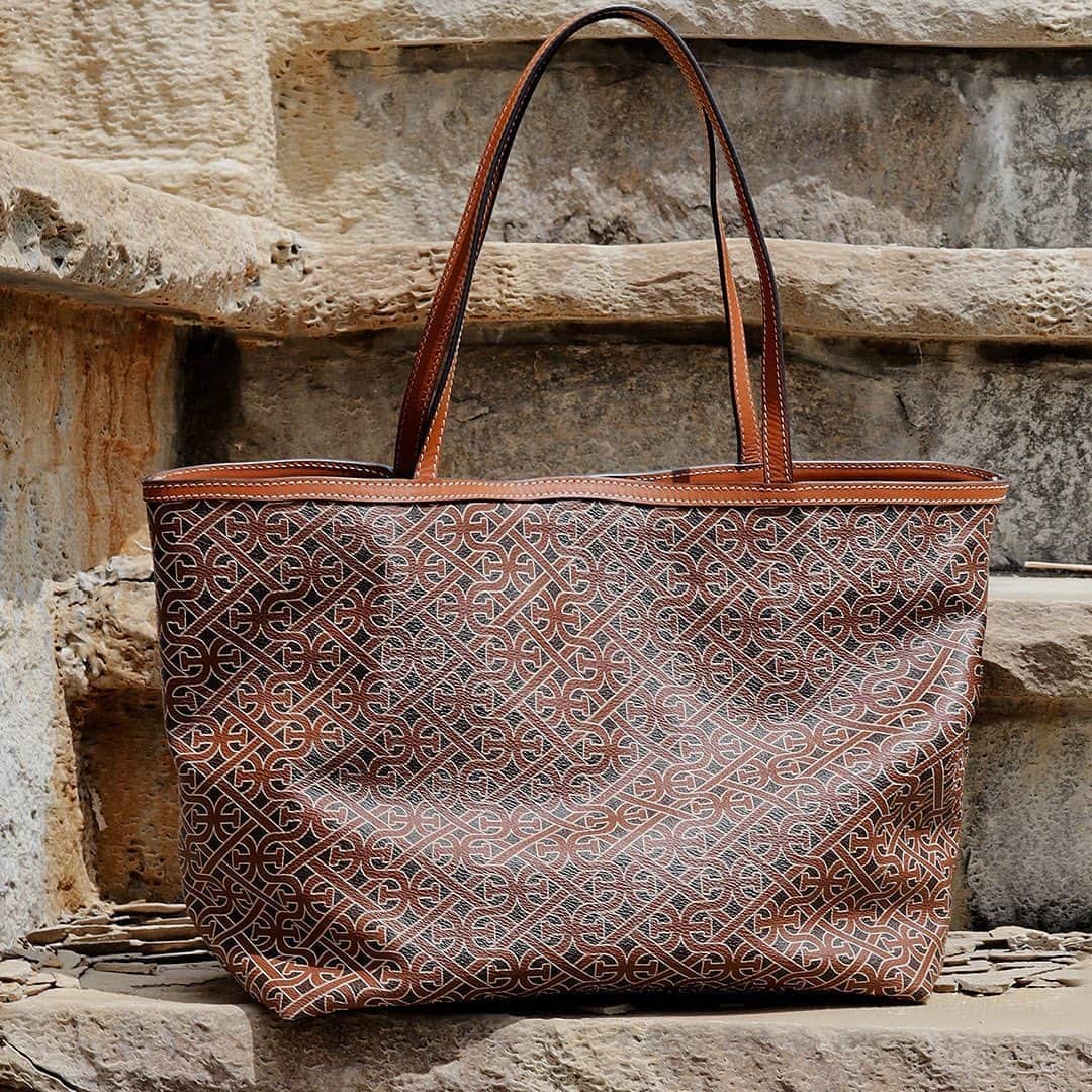 サムエデルマンのインスタグラム：「The ASHLEY Tote  Now available at samedelman.com  #SamEdelman #FORCESOFNATURE #PreFall2020」