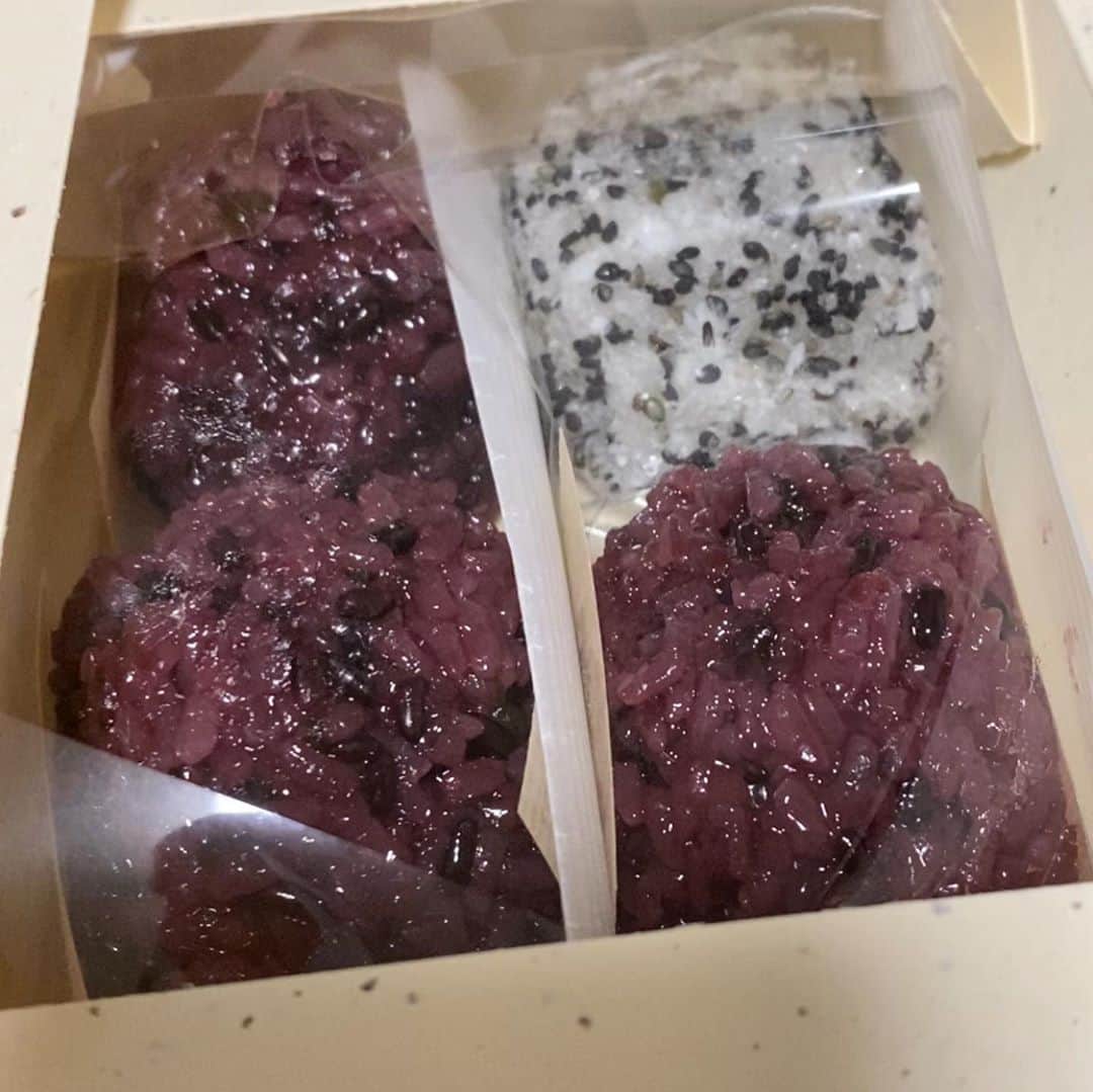 興梠友理のインスタグラム：「【仙太郎】 青シソ入り黒米おはぎ&ごまおはぎ ・ 自分のための備忘録。 ・ 黒米のプチプチ食感が好きな人は絶対ハマるおはぎ。 ・ あんこを包んでるタイプだから、あんこ少なめな分、甘さも控えめだし、中にちょっとだけ入ってるシソがまた爽やかさを加えてくれるんです😍 ・ 結構色んなところのデパ地下に入ってるところがまた嬉しい✨(私は池袋東武のデパ地下でゲット) ・ また池袋行くときは絶対買おう😤 (リモートワークでなかなか池袋まで行くことないの辛い…) ・ ちなみに、ごまおはぎは期間限定みたい。 ・ #仙太郎 #おはぎ #黒米おはぎ #和菓子」