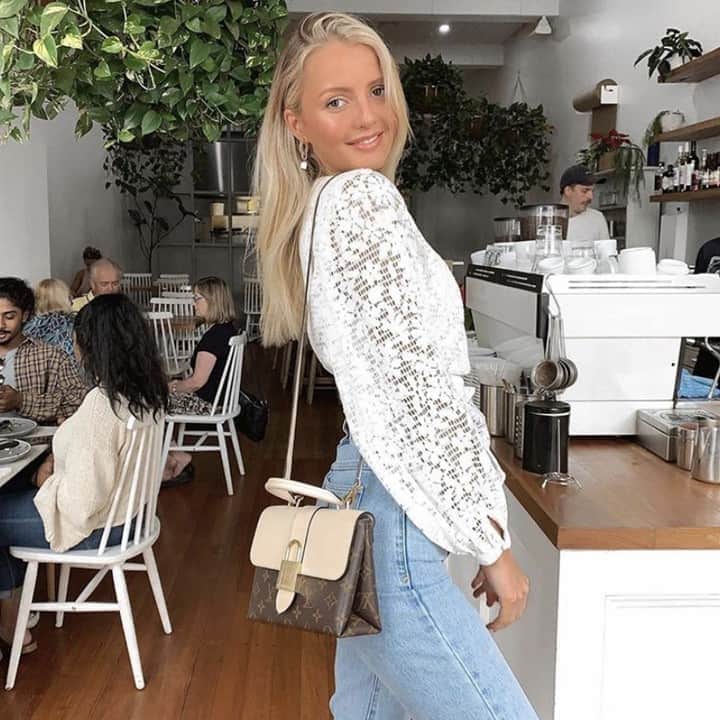 クーカイのインスタグラム：「Les broderies et le décolleté cache-coeur de la blouse Anika vous feront tomber à la renverse ♥️  #kookai #summertops #summeroutfits」