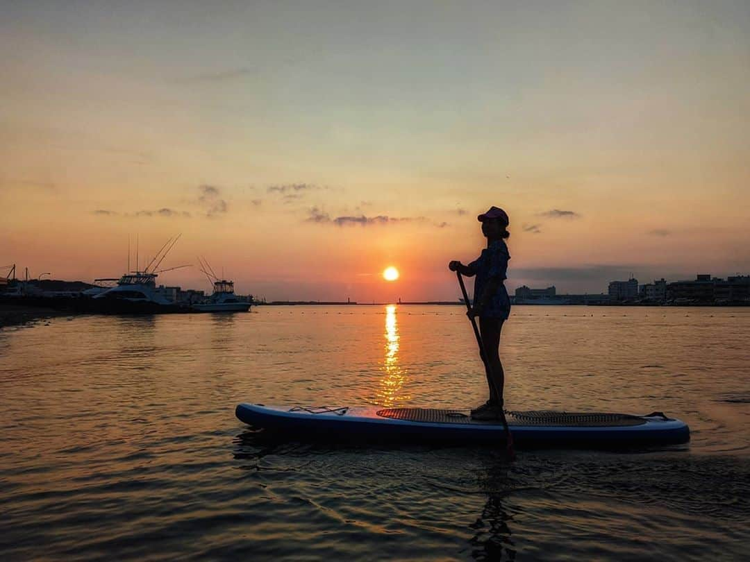 芳美リンさんのインスタグラム写真 - (芳美リンInstagram)「久しぶりに#夕焼けSUP  青空もいいけど、たまには幻想的な空でのSUPも良いですね。  癒やされました。  #SUP#湘南SUPガール #マリンスポーツ#城ヶ島#海好きな人と繋がりたい  #アウトドア女子#サップ  #海に感謝#外遊び #アクティブ女子#旅好きな人と繋がりたい#夕日が綺麗#Lovers_Nippon_Portrait #art_of_japan #aoj_bokeh #ptk_japan #icu_japan #exploreTNQ #travelgirlshub #travelingwoman #journeysofgirls #girlspowertravel #sheisnotlost#けしからん風景 #knt旅感」8月15日 19時01分 - lynn.lynn5