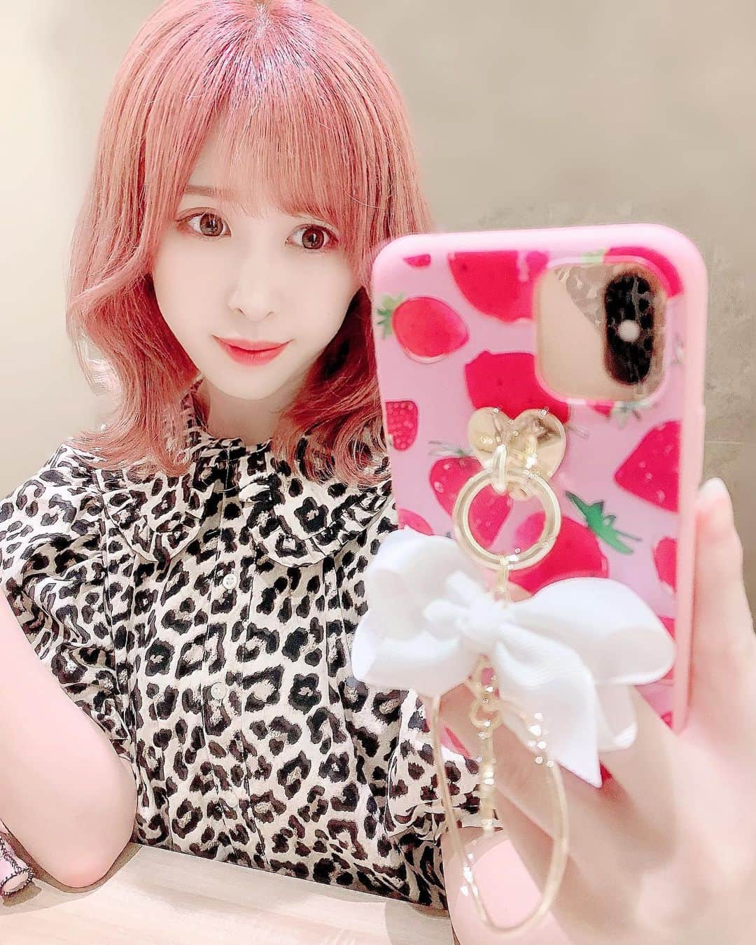 のインスタグラム：「お気に入りの私服💗 実はH&Mのワンピースなんだ〜🎀 派手かなって思ったけど、着てみたら意外とそんなに派手にならなかった😳💗 . . iPhoneケースは　@alamain2018 さんのです🐹💗ピンク×リボン×いちご🍓で可愛すぎる組み合わせで一目惚れした💗🎀今ならMAX50%OFFみたい😳8/15 19:00〜 8/22 23:59 までだよ〜！ 詳しくは　@alamain2018 の投稿をみてね(*´ω｀*)💗かわいいのいっぱい😳🎀！ . . #alamain #iPhoneケース #iPhonecase #ハンドメイド #ハンドメイド作品 #ハンドメイド作家 #ハンドメイド雑貨#プチプラ#韓国ファッション#ファッション　#自撮り #自撮り女子 #自撮り界隈 #自撮り部 #japanesegirl #コーディネート　#coordinate #fashion #instalike #instagram #instagood #instafashion #instapic #instalove」
