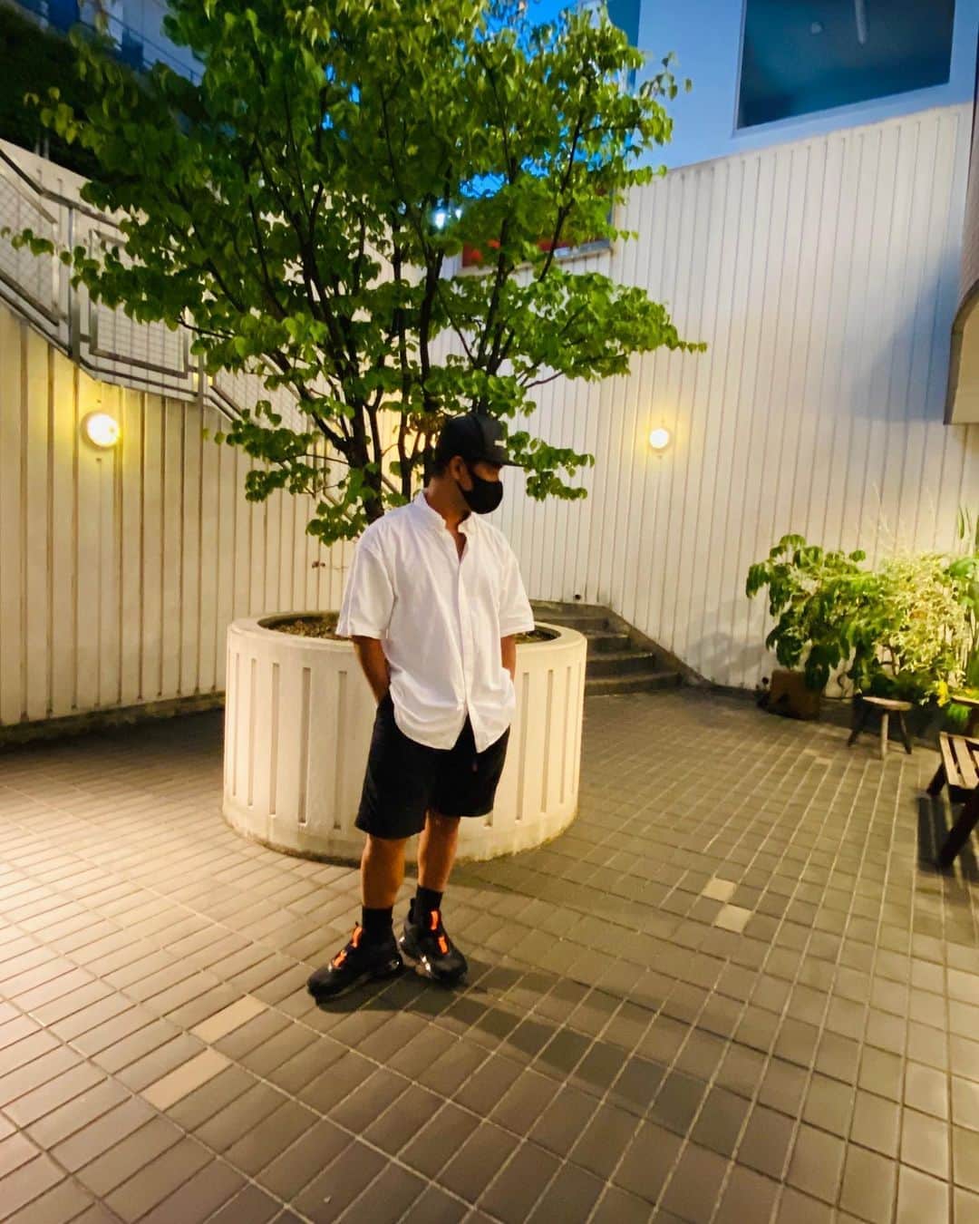 青木大輔のインスタグラム：「みんなが大好きな 夏の夜〜 あー、遊びに行きたいっ！ でもガマン😤 … 最近の気に入りファッションなんで 撮ってみました〜 @dcdt_2014 のSSシャツを ちょいオーバーサイズで ショーツと合わせる で、キャップ🧢 最近は毎日キャップかぶってるな なんかブームです。 暑いと汗とか湿気で クセがクルクル出ちゃうんで このコーデが ゆる〜くて好きです。 … 今日も沢山良いデザイン切れた🙌🏽 最高な気分！ 明日も良い仕事するぞ🔥 #tiechel #青木大輔 #カット大好き #BEERがうまいっ🍺」