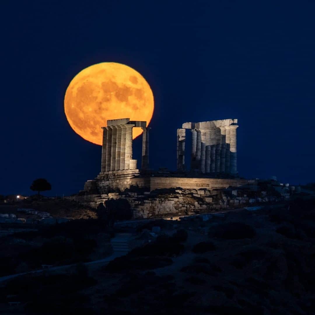 National Geographic Travelさんのインスタグラム写真 - (National Geographic TravelInstagram)「Photo by Muhammed Muheisen @mmuheisen  I captured this month's full moon as it rose behind the ancient temple of Poseidon in Cape Sounion, Greece. This is a moment in time that I always look forward to capturing whenever I can, and I like to share it with the world. For more photos and videos from different parts of the world, follow me @mmuheisen and @mmuheisenpublic. #muhammedmuheisen #Greece #Fullmoon #Athens」8月15日 19時03分 - natgeotravel