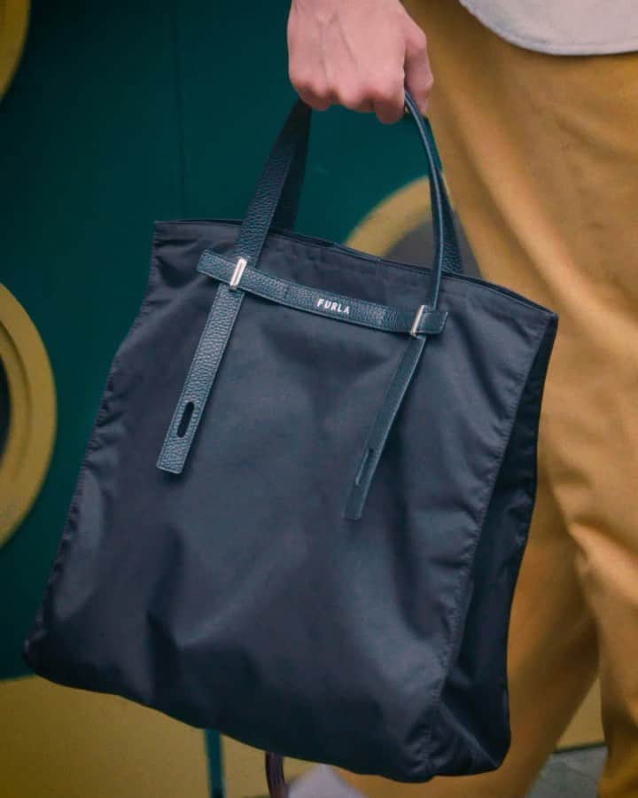 フルラのインスタグラム：「Always city-ready with the Furla Man Giove Bag: taking you everywhere.   #thefurlasociety #furlafeeling #newcollection #furla #accessories #fashion」