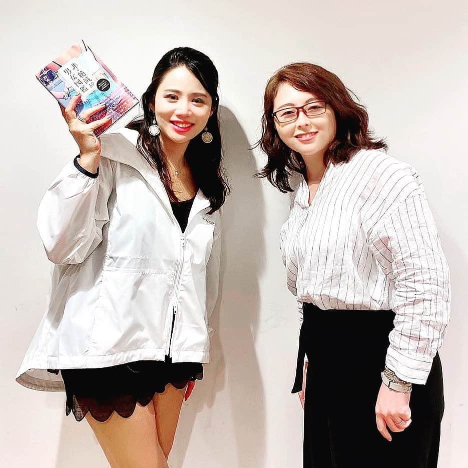 鈴木涼美のインスタグラム：「Love girl talk in TSUTAYA. With a respected writer Toy Anna. The event was produced by Ayako Kimura who’s also one of my best friend ❤️ #toyanna #bookrelease #tsutaya #girltalk  パーカー、キャミソール、ショートパンツはすべて　#mikomori」