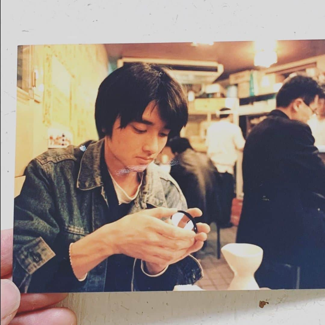 OKAさんのインスタグラム写真 - (OKAInstagram)「お墓まいり。  写真家の新津保建秀さんがかっこよく撮ってくれた20代の相方。髪の毛立てて若いなあ。  同じ頃、居酒屋で私が撮影したもの。 珍しくGジャンを着ている。  #お盆」8月15日 17時39分 - ytrpics