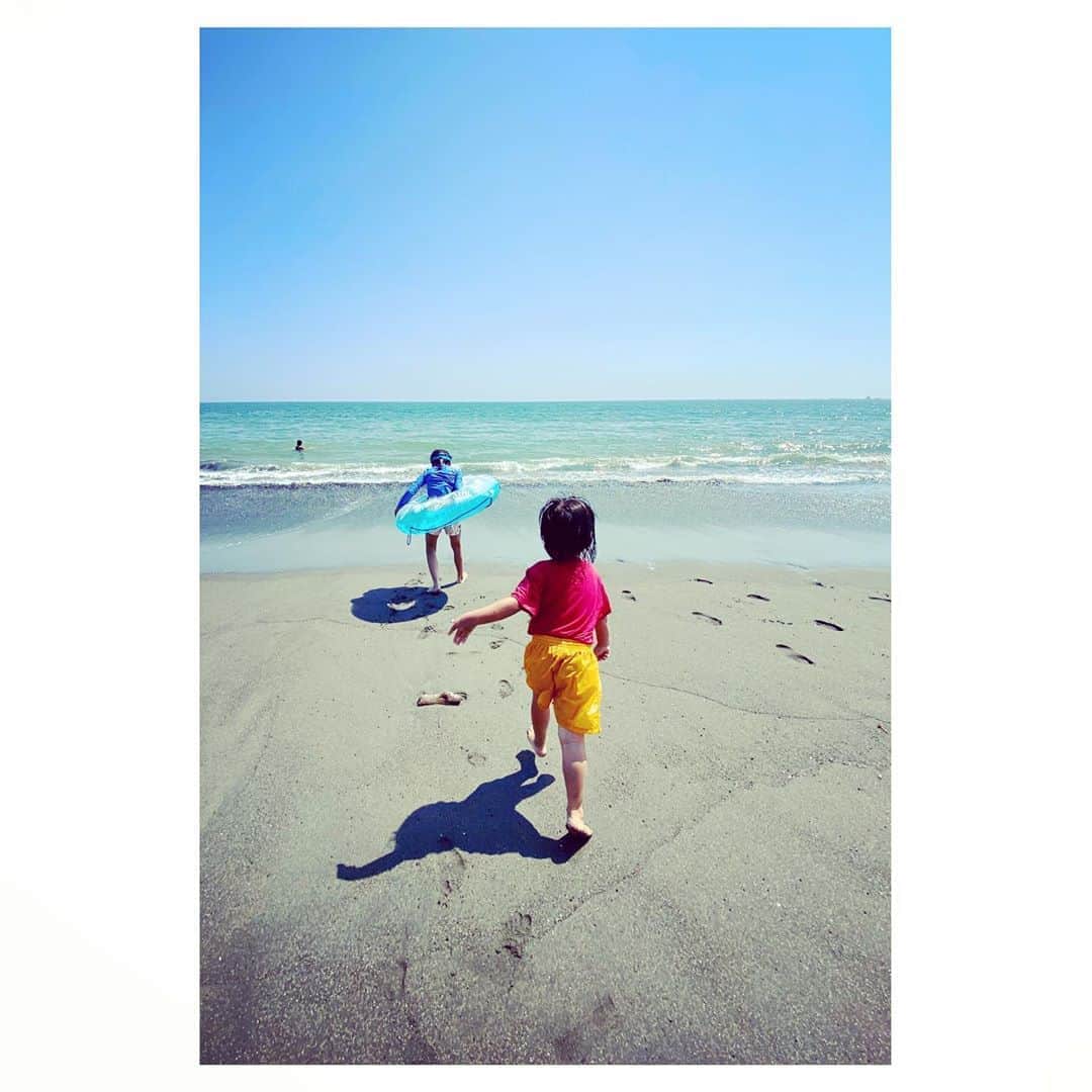 Caravanのインスタグラム：「2020.08.15  いつもと少し違う  幻みたいな夏が溶けてゆくよ。  夏休みももう終わりだとさ。  海を見たら思わず走り出す  子供達のあの感覚  忘れたくないね。」