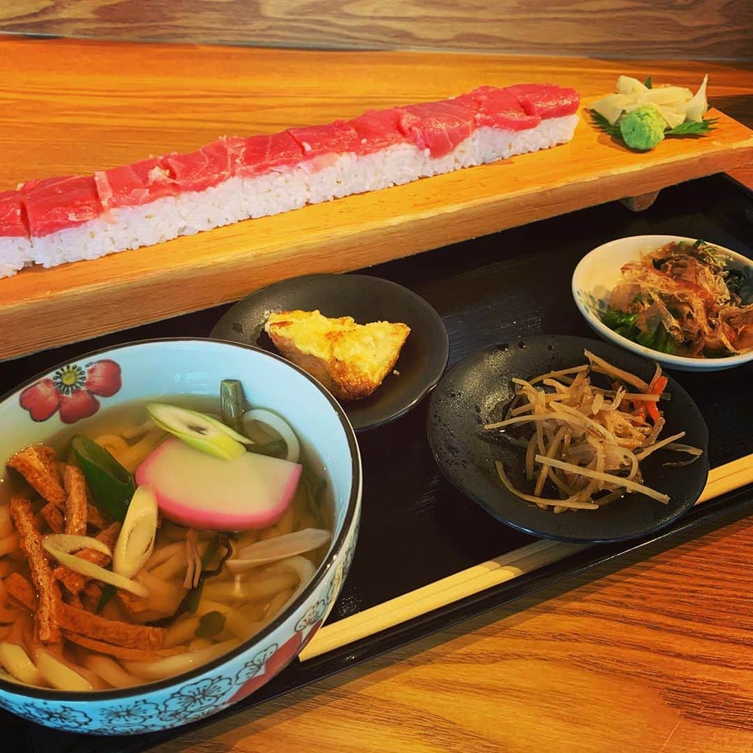 のインスタグラム：「横浜マグロバンクウオキンの 人気ランチメニュー お盆からはみ出る長さの マグロろ〜〜〜んぐ寿司 うどんも付いて満足度高いです  CIAL横浜マグロバンクでお試しください  #横浜#横浜ランチ#横浜ランチ部 #cial横浜 #寿司#寿司スタグラム #魚金#寿司ランチ  #魚すきな人と繋がりたい」