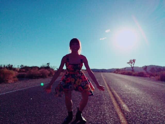 楠田亜衣奈のインスタグラム：「2nd写真集のロスで撮った写真。変なポーズしてる。なにしてんの？このひと。笑  5周年ライブも写真集の発売もプーケット旅行も延期になってしまいました。 できる範囲で決行することも可能だったと思いますが、今回はわたしが満足できるものをつくりたいからというわがままで延期にしてもらいました。楽しみにしていてくれたみなさん、もう少し待っててくださいね。」