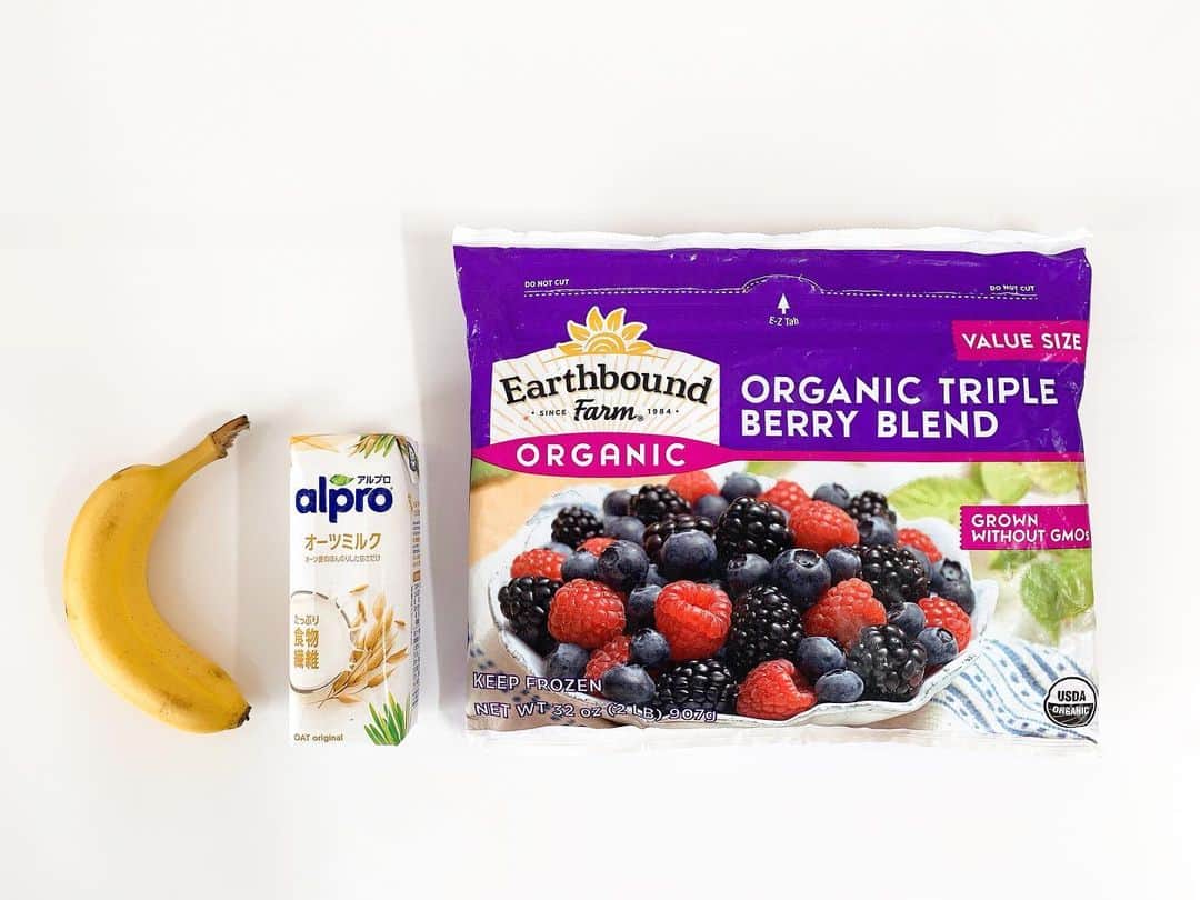 仲間リサのインスタグラム：「🍓🍌🥛﻿ 最近のお気に入りスムージー.﻿ ベリー3種 + バナナ + オーツミルク ! !﻿ ぐびぐび飲む飲む👦🏻﻿ ﻿ 私は+プロテインで💪🏻﻿  #smoothly」