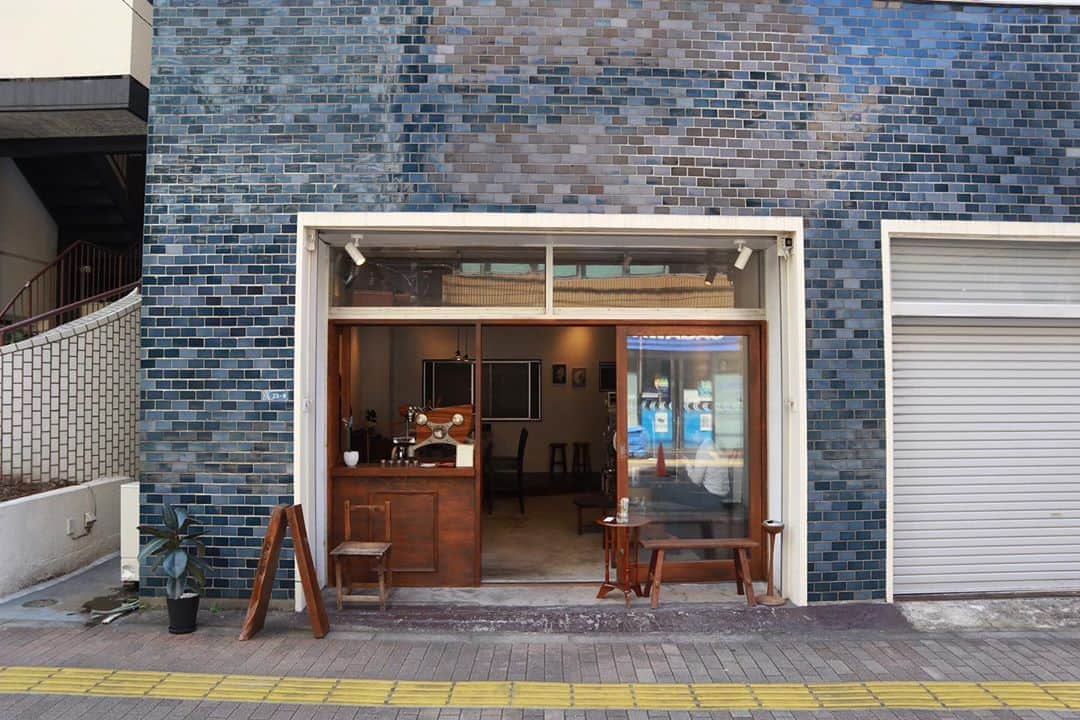 石井輝明さんのインスタグラム写真 - (石井輝明Instagram)「秋葉原。 ライブが終わって、家に帰ったら動画の編集。 間に合えば今日中に公式チャンネルにあげます。 間に合わなくてもそのうちあげます。  #saladdaycoffee #cafe #coffee #カフェ #東京カフェ #秋葉原カフェ #御徒町カフェ #カフェ芸人 #編集といっても #今回はテロップ入れるだけやけど #でもテロップ入れるのも結構めんどくさい #編集者には頭が下がります #たまには自分でやって #ありがたみを確認するのも必要 #仕事だけじゃなく #家事とかもそうよね #母は偉大だった #父も #大人になってわかる」8月15日 17時47分 - comandanteishii