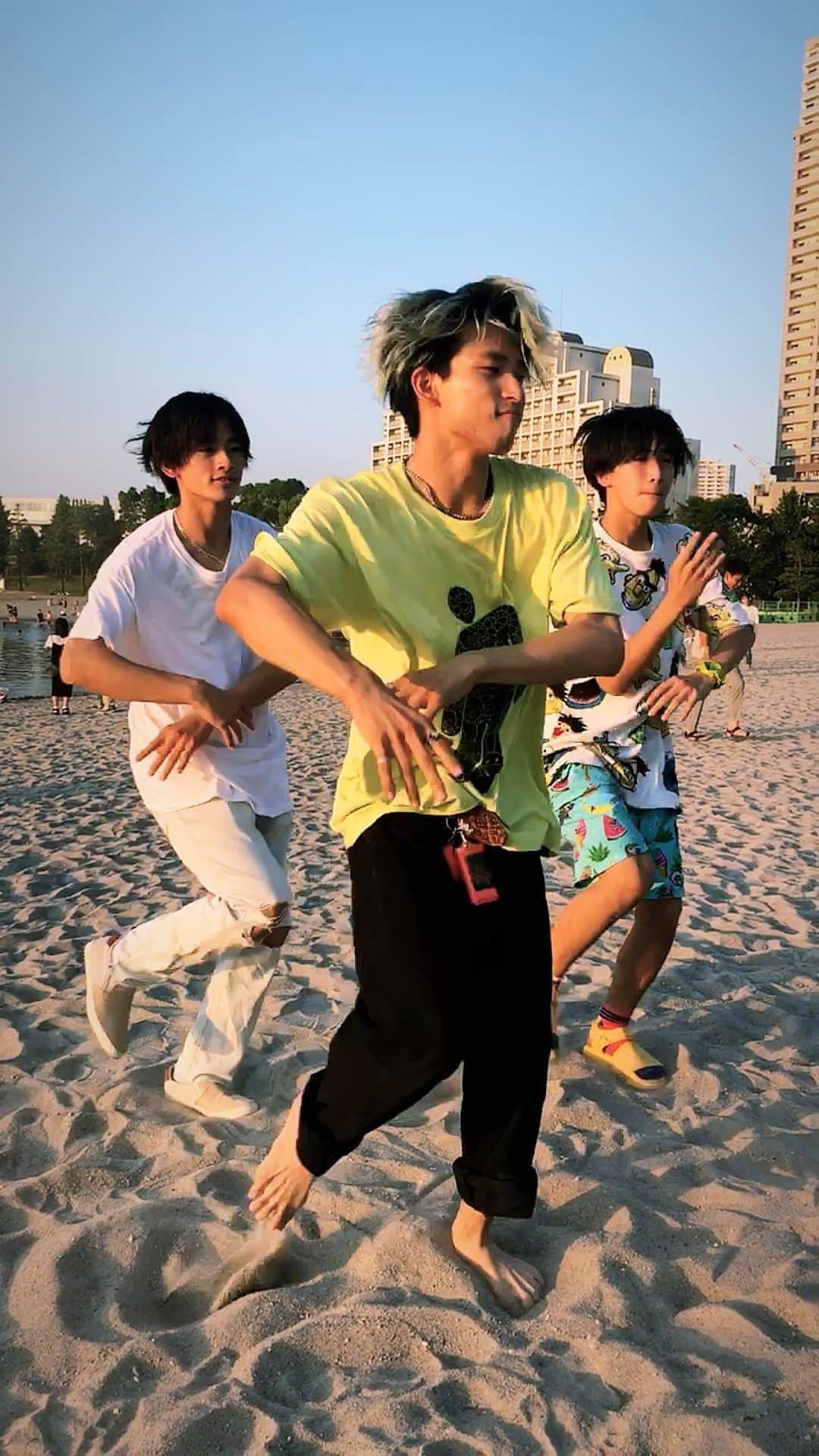 古幡亮（WATWING）のインスタグラム：「w/ @ryuta_kuwayama @noa_2930_0222 . #watwing#ryofuruhata #reels#reelsinstagram#tiktok#tiktokdance  #dance#ダンス #badguy #billieeilish」