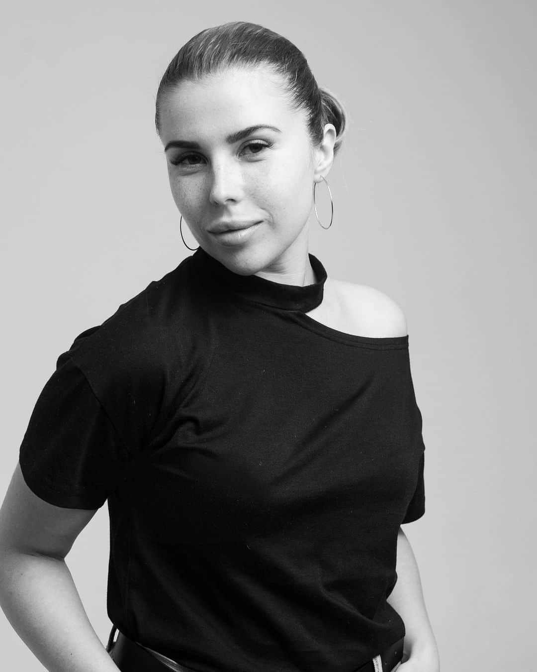 ALINA AKULAのインスタグラム：「Рекомендую песни Uncle Kracker - Smile и Jimin & YuNa – If You Were Me 🤍  То, что нужно для уютных выходных) Напишите песню, которая у вас на повторе в плейлисте) К концу дня тут получится не плохой такой сборник👍🏻   #люблюмузыку #favoritesong #kpop」