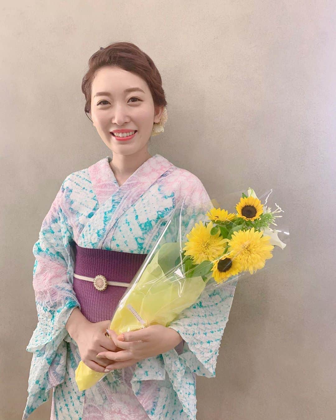くまみきのインスタグラム：「オンラインオフ会からもう1週間経ったんだな〜と🌻﻿ みんなとおしゃべりしたり、浴衣の着付けレッスンしたり、楽しかった🥰！﻿ 参加していただいたみなさんありがとうございました😊﻿ 着付けを教えるのが自分の中で思ってた以上に楽しくて、またやりたいし自分ももっと勉強したいな〜と思いました！﻿ 動画は1週間夏休みをいただきまして、今日からまた再開ですが、お休みの間も勉強したいことだらけで、動画も着物もあぁ、好きなんだな〜まだまだ勉強したい深めたいと思うそんな夏休みでした🌞﻿ ときどきやってくるうおー勉強したいー！って、そんな波が来てる時期みたいです🌊🏄‍♀️﻿ そんなわけで、勉強したい期なのでちょっと動画の投稿頻度は減ると思いますがもっとパワーアップしてかわいい動画作っていきたいので今後ともよろしくお願いします✌️✨﻿ ﻿ #着物コーディネート #着物コーデ #着物 #きもの #kimono  #着物女子 #kimonostyle #kimonofashion #japanesekimono #浴衣 #ゆかた #yukata #浴衣女子 #夏休み #夏休みの思い出」