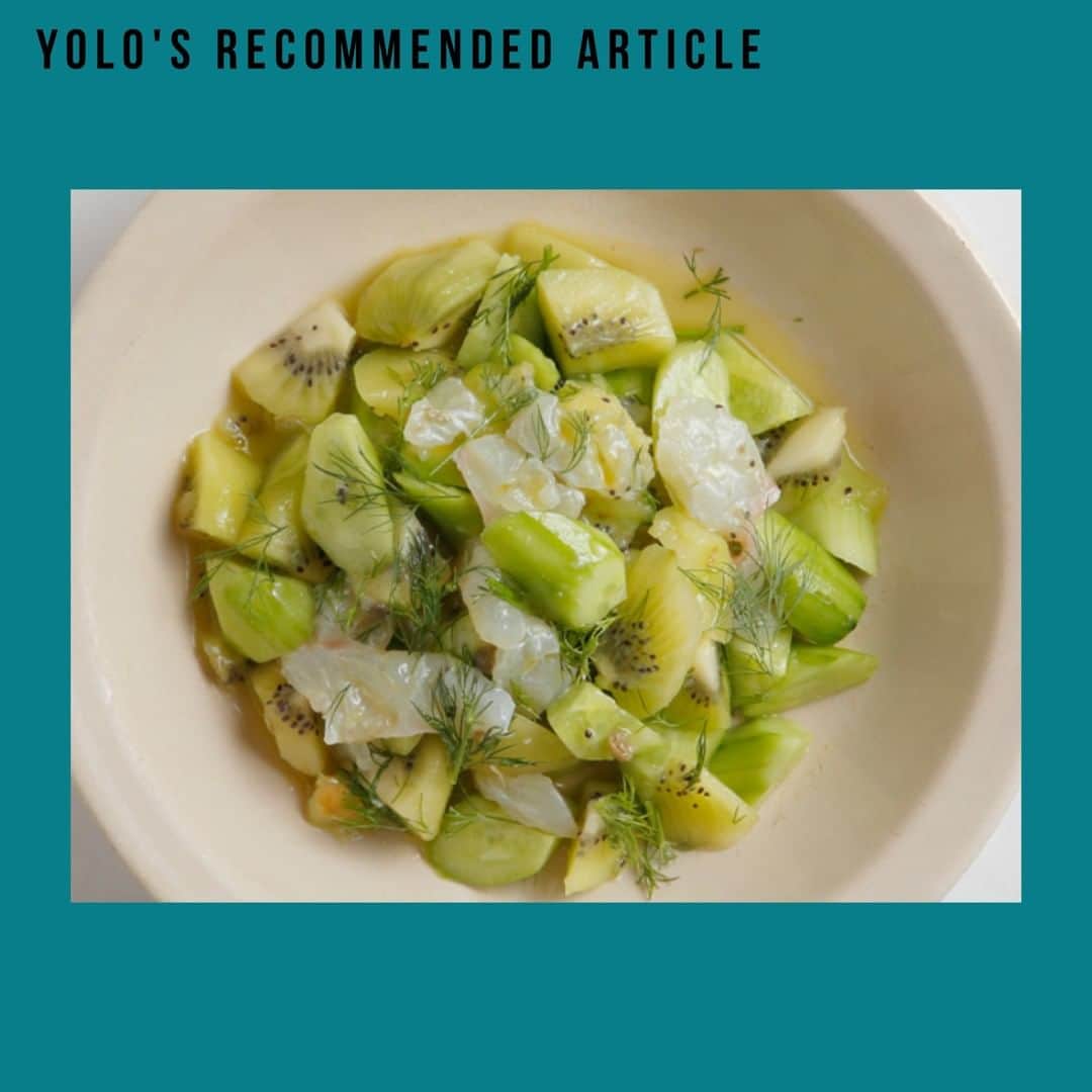 YOLOのインスタグラム：「. ＼フルーツのちょい足しでサラダが神変身🥗／ 野菜を摂るためにサラダを作ってるけど、いつも同じレシピ...という方も多いのでは？ フルーツならではのみずみずしさを活用すれば、マンネリしがちなサラダもいつもと違う味わいに☝️  【🥝キュウリとキウイ鯛のマリネ🐟】 【材料】2人分 キュウリ…1本 キウイ…1個 鯛（刺身用）…1/2冊 ディル…適量  ＜A＞ ケッパー（みじん切り）…10粒 白ワインビネガー…小さじ2 オリーブ油…大さじ1 塩…小さじ1/4 こしょう…少々  【作り方】 1. 鯛はそぎ切りにし、全体に塩（分量外）を薄く振っておく。 2. キュウリは皮をむいて乱切りにする。キウイは皮をむき、1/3量はおろし器ですりおろす（写真2枚目）、またはフォークの背などで潰し、Aの材料とよく混ぜ合わせてドレッシングを作る。残りのキウイはキュウリと同じくらいの大きさに切る（写真3枚目）。 3. 1の鯛の余分な水分をキッチンペーパーでふき取り、2のキュウリ、キウイ、ドレッシング、適度な大きさにちぎったディルと合わせて和える。  Source：暮らし上手のおいしい野菜 Recipe：中川たま  #yolo#yolostyle#yoloflys#トレーニング#トレーニング女子#フィットネス#フィットネス女子#筋トレ女子#筋トレ初心者#筋トレ部#ダイエット仲間#ダイエット部#レシピ#簡単レシピ#サラダ#栄養バランス」