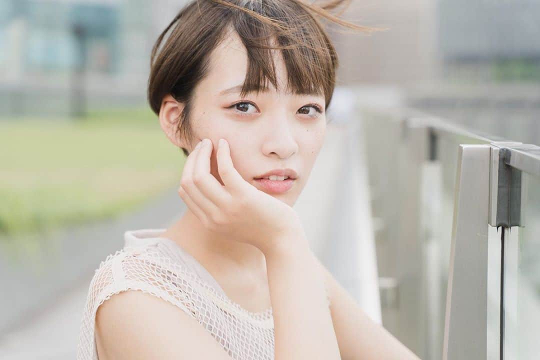 のインスタグラム：「みなさんこんにちは🌞  久しぶりに午後に投稿したかも！！！  明日からミクチャで第二弾のイベントが始まります！ さっそく明日に配信しようかなって思ってるよ🤔  今のところはカラオケ配信でもしようかなと考え中😊 もちろん全力カラオケ配信だよ✌️  第二弾のイベントは大学で１つのチームになるんだって！ だから、東洋のファイナリストみんなが１つのチームになるの😳  足を引っ張らないように頑張る💪💪💪  今後やってほしいミクチャ配信とかあったら、コメントに書いて教えて〜！！！  たぶんなんでもやる😂  あとこの写真もお気に入り😊  どうかな？？ だんだん表情柔らかくてなってない？？  みんなわかる？？  てゆうかわかってほしい！！！😂  写真とるの少し楽しくなったよ😊 また近いうちに撮影したいな😊　  みなさん素敵な休日をお過ごしくださいね😊  それでは、またね👋  #ミス東洋　#ミスコン　#ショートヘア　#ショートカット　#ミニボブ #instagram #instalike #instagood  #ファッション #コスメ #コスメ好きさんと繋がりたい  #ootd #今日のコーデ #透明感 #SnowMan #すの担さんと繋がりたい #SnowMan担さんと繋がりたい#じゃにおたさんと繋がりたい #向井康二担と繋がりたい#いいね　#面白くなりたい　#世界一面白いミス #カメラ」