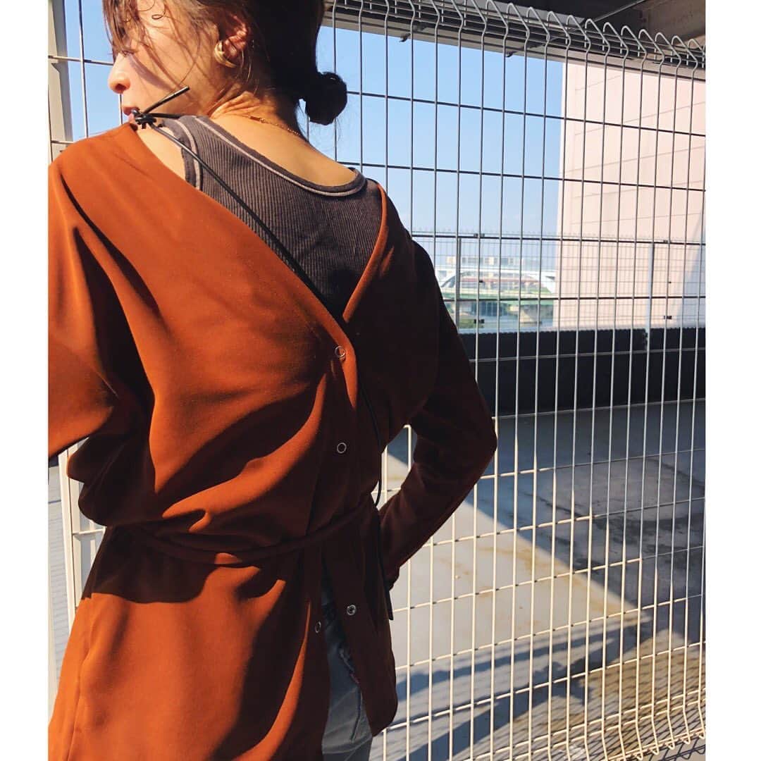 野尻美穂のインスタグラム：「waiの中で実は1番気に入っているやつ。 ラッシュガードとして作ったけどタウンユースとしても使えるし、なんならこの暑さで着てても室内に入れば汗がさらっとすぐ乾く🌬そして前後ろ両方着れる優秀アイテムなんです😌 やっとデニム履けたので合わせてみたよ🙆‍♀️ #wai_ships #rushguard  #swimwear」