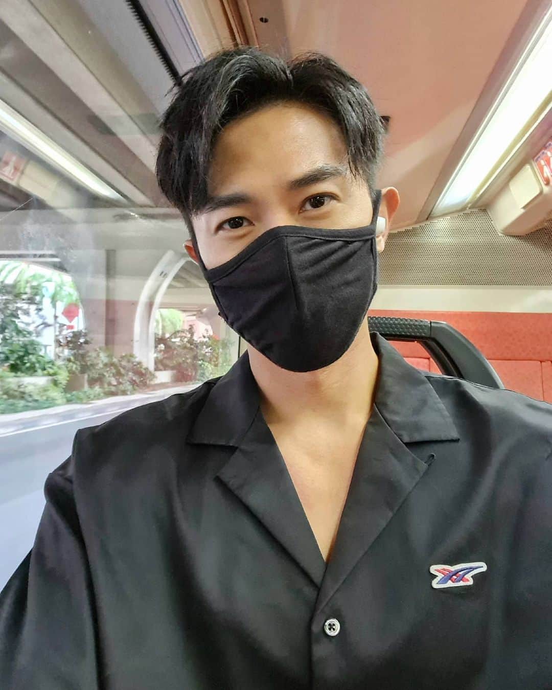 デスモンド・タンのインスタグラム：「Quiet bus ride is so therapeutic 🚍 It's been a while. Sometimes it feels so good to just daze and watch the streets zoom pass slowly.   #justspaceoutanddaze #catchmeifyoucan #itsbeenawhile」