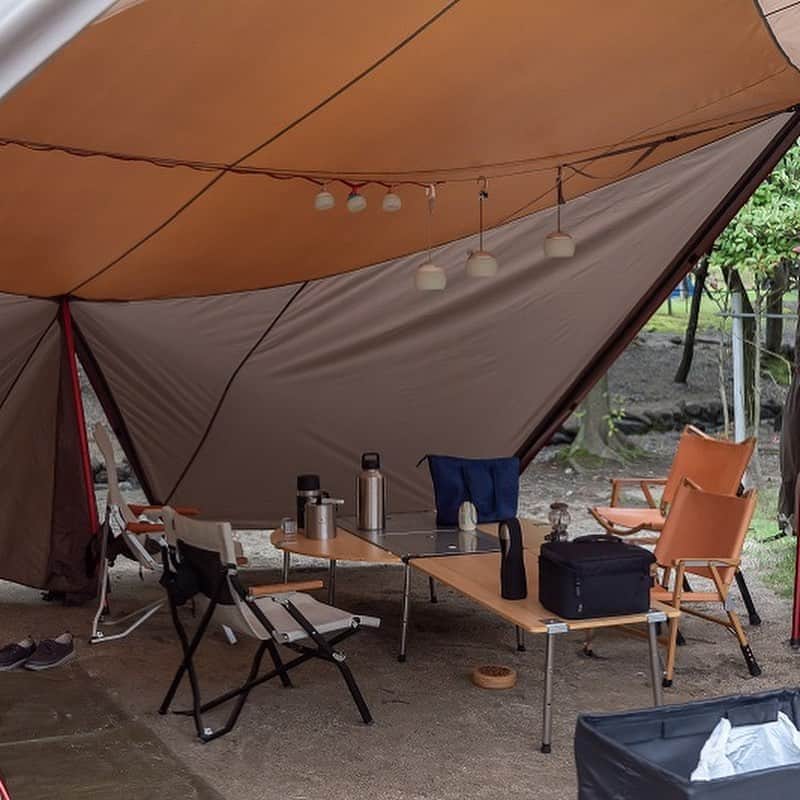 キャンプ情報サイト［ランタン］さんのインスタグラム写真 - (キャンプ情報サイト［ランタン］Instagram)「CAMP SMILE STYLE ／ 統一感のあるギアと 手作り道具で箱庭をつくる ＼ いろんなキャンパーのキャンプスタイルを現地取材と一般キャンパーからの投稿で数多く掲載してます。 . . 詳しくは @lantern.camp webサイトをご覧ください . . #camp #camping #outdoor #travel #trip #lantern_smile #nature #キャンプ #キャンプ用品 #キャンプギア #アウトドア #テント #自然 #旅行 #キャンプ初心者  #キャンプ好きな人と繋がりたい #camper #外遊び #青川峡キャンピングパーク #ファミリーキャンプ #LANTERN #ファミキャン #テントレイアウト #キャンプレイアウト #オシャレキャンプ #キャンプギア #子どもとキャンプ #ヒルバーグ #スノーピーク」8月15日 18時06分 - lantern.camp