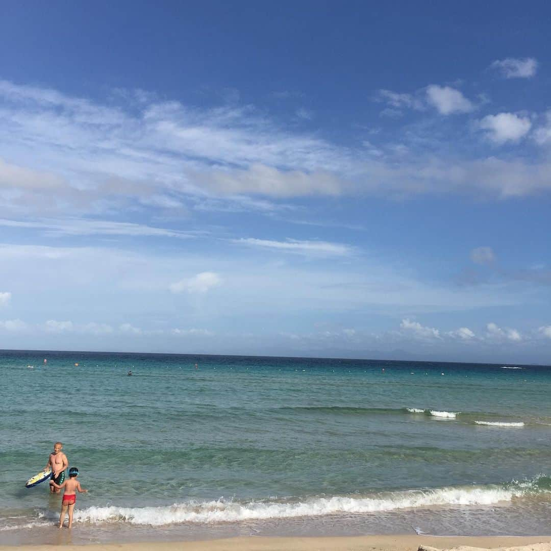 鈴木夏未さんのインスタグラム写真 - (鈴木夏未Instagram)「日本の綺麗な海って沖縄以外にもあるんだね❤︎  海中をシュノーケルで潜って観ることが楽しくて 何度も何度も繰り返し潜っては観ていたけれど全然飽きません  壱岐島の大浜海水浴場、昼間はエメラルドグリーンの海 夕日が沈むとコバルトブルーの海になりました  今年から海の家が1軒できたそうで、 そういうシンプルなところも魅力的★  時間を忘れるほど遊び過ぎたので 家族全員、日焼けした肌がヤバいです  ・ ・ ・ #壱岐  #大浜  #エメラルドグリーンの海 #日焼け  #コバルトブルーの海  #肌がヤバい  #自撮り女子  #インスタ自撮り講座」8月15日 18時08分 - natyumisuzuki