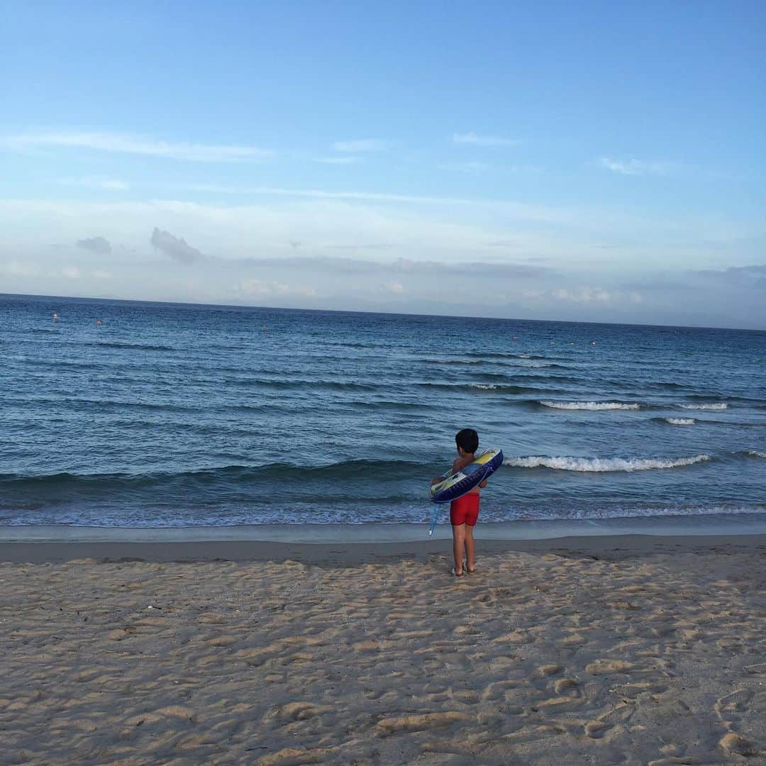 鈴木夏未さんのインスタグラム写真 - (鈴木夏未Instagram)「日本の綺麗な海って沖縄以外にもあるんだね❤︎  海中をシュノーケルで潜って観ることが楽しくて 何度も何度も繰り返し潜っては観ていたけれど全然飽きません  壱岐島の大浜海水浴場、昼間はエメラルドグリーンの海 夕日が沈むとコバルトブルーの海になりました  今年から海の家が1軒できたそうで、 そういうシンプルなところも魅力的★  時間を忘れるほど遊び過ぎたので 家族全員、日焼けした肌がヤバいです  ・ ・ ・ #壱岐  #大浜  #エメラルドグリーンの海 #日焼け  #コバルトブルーの海  #肌がヤバい  #自撮り女子  #インスタ自撮り講座」8月15日 18時08分 - natyumisuzuki