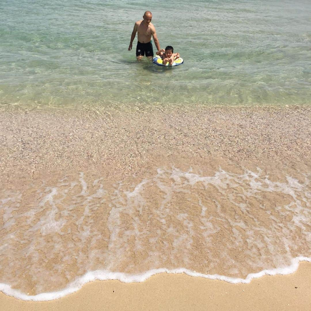 鈴木夏未さんのインスタグラム写真 - (鈴木夏未Instagram)「日本の綺麗な海って沖縄以外にもあるんだね❤︎  海中をシュノーケルで潜って観ることが楽しくて 何度も何度も繰り返し潜っては観ていたけれど全然飽きません  壱岐島の大浜海水浴場、昼間はエメラルドグリーンの海 夕日が沈むとコバルトブルーの海になりました  今年から海の家が1軒できたそうで、 そういうシンプルなところも魅力的★  時間を忘れるほど遊び過ぎたので 家族全員、日焼けした肌がヤバいです  ・ ・ ・ #壱岐  #大浜  #エメラルドグリーンの海 #日焼け  #コバルトブルーの海  #肌がヤバい  #自撮り女子  #インスタ自撮り講座」8月15日 18時08分 - natyumisuzuki