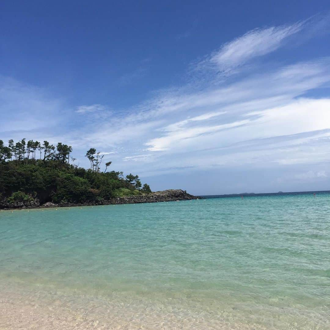 鈴木夏未さんのインスタグラム写真 - (鈴木夏未Instagram)「日本の綺麗な海って沖縄以外にもあるんだね❤︎  海中をシュノーケルで潜って観ることが楽しくて 何度も何度も繰り返し潜っては観ていたけれど全然飽きません  壱岐島の大浜海水浴場、昼間はエメラルドグリーンの海 夕日が沈むとコバルトブルーの海になりました  今年から海の家が1軒できたそうで、 そういうシンプルなところも魅力的★  時間を忘れるほど遊び過ぎたので 家族全員、日焼けした肌がヤバいです  ・ ・ ・ #壱岐  #大浜  #エメラルドグリーンの海 #日焼け  #コバルトブルーの海  #肌がヤバい  #自撮り女子  #インスタ自撮り講座」8月15日 18時08分 - natyumisuzuki