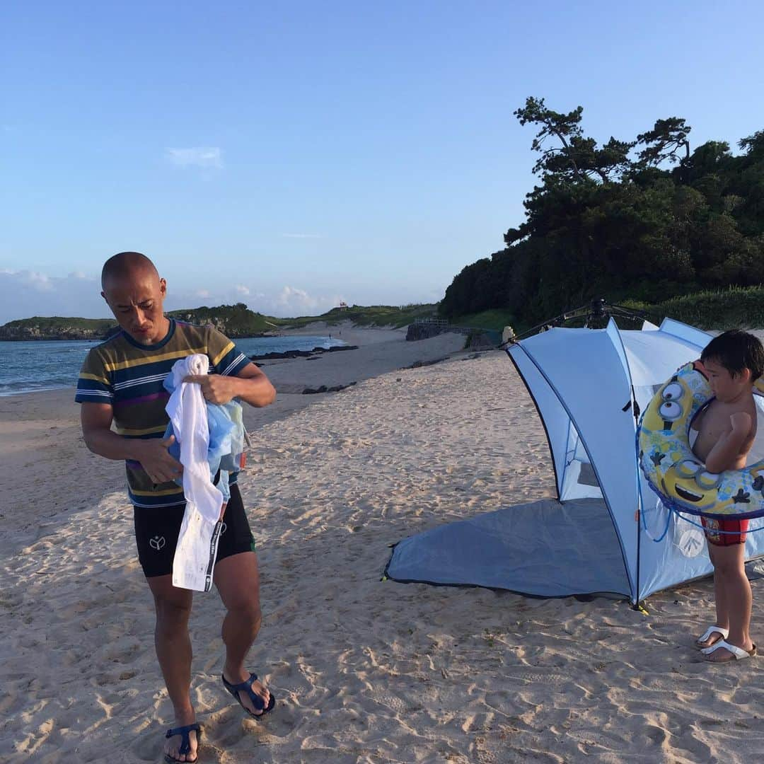 鈴木夏未さんのインスタグラム写真 - (鈴木夏未Instagram)「日本の綺麗な海って沖縄以外にもあるんだね❤︎  海中をシュノーケルで潜って観ることが楽しくて 何度も何度も繰り返し潜っては観ていたけれど全然飽きません  壱岐島の大浜海水浴場、昼間はエメラルドグリーンの海 夕日が沈むとコバルトブルーの海になりました  今年から海の家が1軒できたそうで、 そういうシンプルなところも魅力的★  時間を忘れるほど遊び過ぎたので 家族全員、日焼けした肌がヤバいです  ・ ・ ・ #壱岐  #大浜  #エメラルドグリーンの海 #日焼け  #コバルトブルーの海  #肌がヤバい  #自撮り女子  #インスタ自撮り講座」8月15日 18時08分 - natyumisuzuki