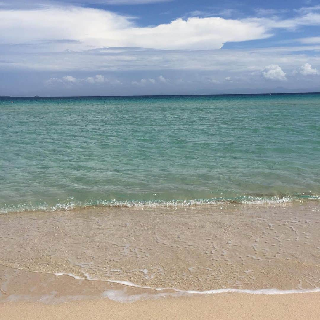 鈴木夏未さんのインスタグラム写真 - (鈴木夏未Instagram)「日本の綺麗な海って沖縄以外にもあるんだね❤︎  海中をシュノーケルで潜って観ることが楽しくて 何度も何度も繰り返し潜っては観ていたけれど全然飽きません  壱岐島の大浜海水浴場、昼間はエメラルドグリーンの海 夕日が沈むとコバルトブルーの海になりました  今年から海の家が1軒できたそうで、 そういうシンプルなところも魅力的★  時間を忘れるほど遊び過ぎたので 家族全員、日焼けした肌がヤバいです  ・ ・ ・ #壱岐  #大浜  #エメラルドグリーンの海 #日焼け  #コバルトブルーの海  #肌がヤバい  #自撮り女子  #インスタ自撮り講座」8月15日 18時08分 - natyumisuzuki