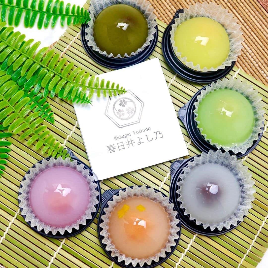のインスタグラム：「「彩の雫」﻿ リポスト✒︎素材にこだわった四季折々の和菓子を堪能できる春日井よし乃さんの彩の雫🌈✨﻿ ﻿ 今夏の新商品💮キラキラと輝くカラフルなフルーツ飴を使用した水まんじゅう😍👏🏻﻿ ﻿ 見た目も涼やかな水まんじゅうと、こだわりの濃厚フルーツ飴との夢のコラボレーション💫🍓🍈🍎﻿ ﻿ 一体どんなお味がするのかとても気になります🤤⭕️手土産としても喜ばれること間違いなしですね😎👏🏻﻿ ﻿ 今だけの期間限定のようですのでお見逃しなく🏃‍♂️💨﻿ ﻿ @rinya00 さん、#ナゴレコ ありがとうございます⭕️﻿ ﻿ Repost @rinya00・・・﻿ ﻿ ⚜️﻿ ◦•◦•◦•◦•◦•◦•◦•◦•◦•◦•◦•◦•◦•◦•◦•◦•◦•◦•◦•◦•◦•◦﻿ 🍡春日井よし乃🍡﻿ 🔖@k.yoshino.official﻿ 🏠愛知県春日井市朝宮町1-2-6﻿ 🕛9:00～18:00﻿ 🈺 木曜定休﻿ 🅿️ 有り﻿ ﻿ 🍴彩の雫 ￥170～﻿ 🍴送料＋クール代金 ¥1000﻿ •◦•◦•◦•◦•◦•◦•◦•◦•◦•◦•◦•◦•◦•◦•◦•◦•◦•◦•◦•◦﻿ ﻿ ピーナツ餅が大人気の﻿ 和菓子処『春日井よし乃』さん☆﻿ ﻿ 最近揺らしたい病（笑）の私にぴったりの﻿ 夏季限定の新商品が出たと聞いて早速召喚～♪﻿ ﻿ ﻿ 綺麗な宝石をイメージして作られた﻿ 優しい色合いのとっても可愛い﻿ カラフルなフルーツ水まんじゅう「彩の雫」☆﻿ ﻿ 宝石のような透明感と﻿ ぷっくりまん丸でつやつやなフォルムがたまらない映え系和スイーツ♡﻿ ﻿ 【彩の雫】﻿ ﻿ ▪️彩の雫メロン　¥210﻿ ▪️彩の雫プレーン　¥170﻿ ▪️彩の雫マンゴー　¥230﻿ ▪️彩の雫抹茶　¥180﻿ ▪️彩の雫りんご　¥210﻿ ▪️彩の雫いちご　¥210﻿ ﻿ 絶妙な柔らかさのつるつるぷるんな生地に﻿ お店オリジナルのフルーツを練り込んだ﻿ 濃厚なとろ～りフルーツ餡が包まれていて﻿ ﻿ 清涼感のあるみずみずしい食感と﻿ つるんとしたのどごしが心地いい美味しい水まんじゅうでした☆﻿ ﻿ １つが結構な大きさなのに﻿ 1個約98ckl前後とカロリーも低めなので﻿ ダイエット中でも罪悪感無しにいただけるのも嬉しい♡﻿ ﻿ こちらの「彩の雫」はオンラインショップと﻿ 出張販売のみでの販売で﻿ ﻿ 1個ずつでも購入可能ですがお得な「夏の和菓子詰め合わせ」もあって﻿ 見た目もとっても可愛いのでちょっとした﻿ 手土産に持っていってもお洒落ですね☆﻿ ﻿ ごちそうさまでした♪﻿ ﻿ ◦•◦•◦•◦•◦•◦•◦•◦•◦•◦•◦•◦•◦•◦•◦•◦•◦•◦•◦•◦•◦•◦」