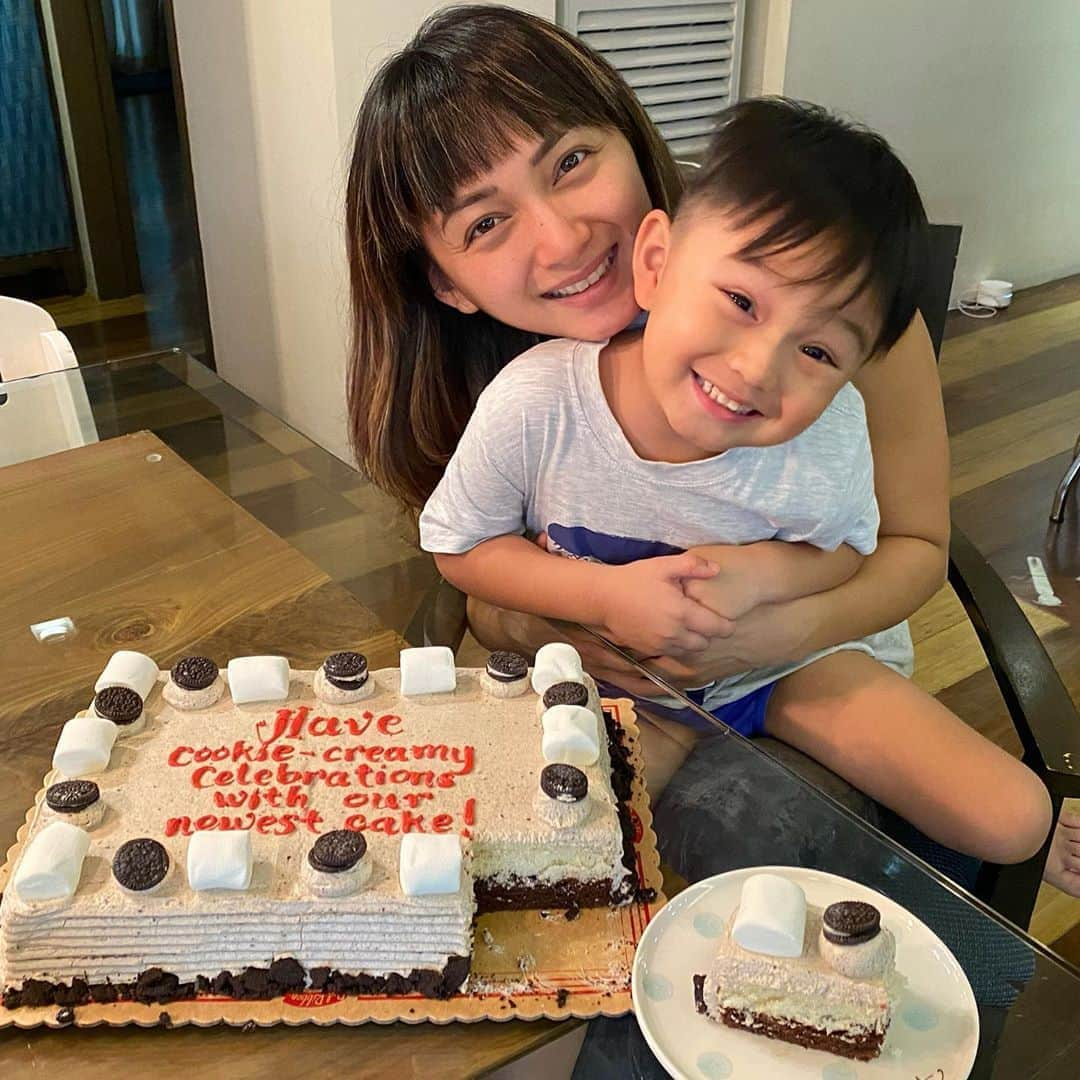 Iya Villaniaさんのインスタグラム写真 - (Iya VillaniaInstagram)「Red Ribbon's NEW Cookies & Cream Dedication Cake - made with real cookies inside and out for your cookie-creamy celebrations! You can personalise it too with your heartfelt dedication 😆 Get this for only at P500 ❤️ #CookieCreamyCelebrations #RedRibbonPH  Available Delivery Services for Red Ribbon: Hotline #87777, FB Messenger, GrabFood, Foodpanda, Lalafood」8月15日 18時09分 - iyavillania