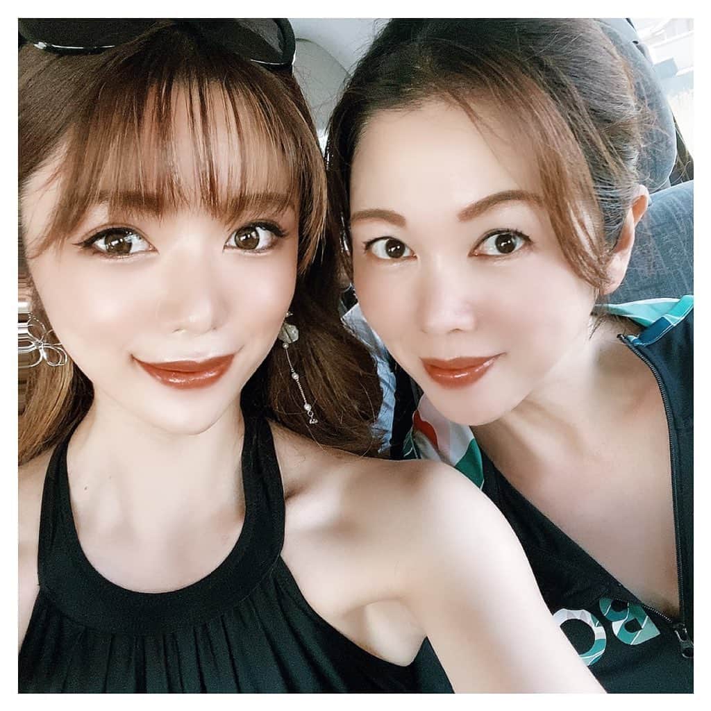 ARIKAのインスタグラム：「ままと娘💓 . お盆休みは家族で まったりの時間がほぼ(*˘︶˘*).｡.:*♡ 幸せ〜☺️ ままとは姉妹の様な関係❣️ うちのまま可愛いでしょー🥺💖笑 . #family #mama #kagawa #sea ##おひとり様 #女性のひとり暮らし #写真好きな人と繋がりたい #お洒落さんと繋がりたい#summer #workout #makeup #hair #me #girl #swag #l4l #love #selfie #follow #bestoftheday #tokyo #ライバー #寫真 #攝影日常 #粉我」