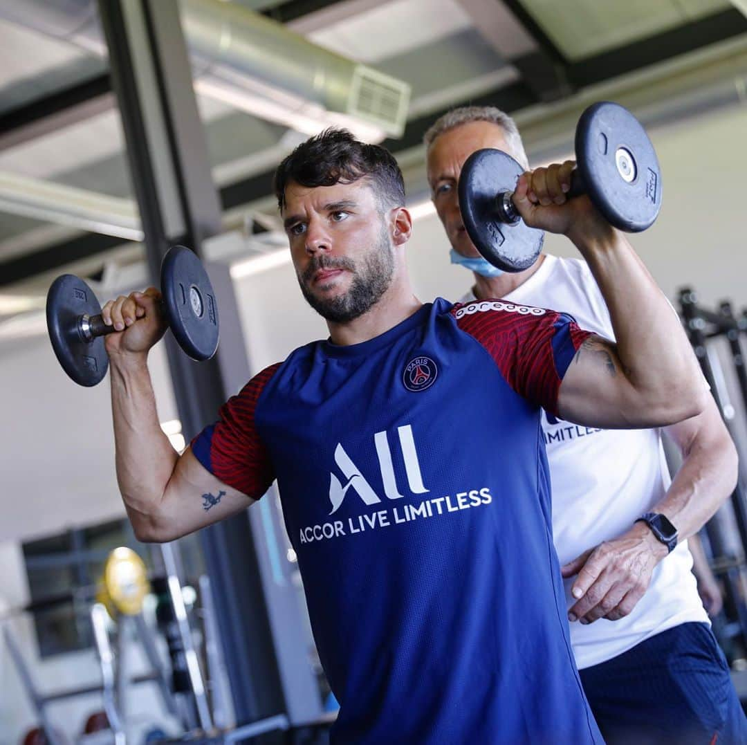 パリ・サンジェルマンFCさんのインスタグラム写真 - (パリ・サンジェルマンFCInstagram)「🆙💪🏼 @juanbernat . #PSGtraining #ICICESTPARIS #AllezParis #PSG #ParisSaintGermain #Bernat #Final8」8月15日 18時10分 - psg