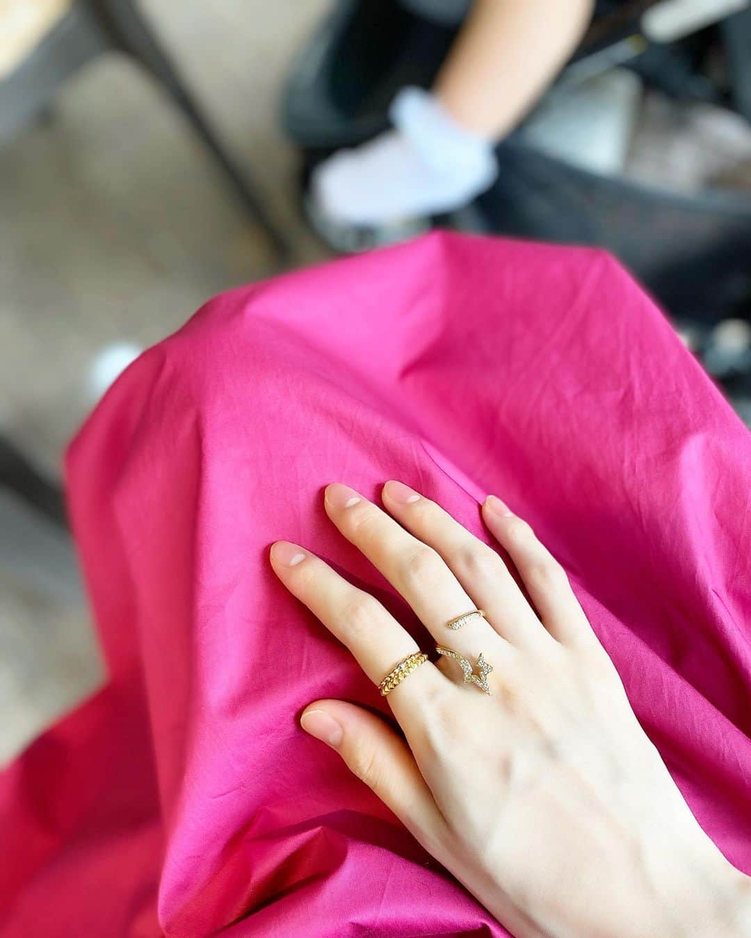 小林真由のインスタグラム：「💍🌟💫﻿ ﻿ ピアス&ネックレスとお揃いのお気に入りのリング。﻿ 星モチーフが常に気になる★﻿ @naturali_jewelry  ﻿ ﻿ 今年の我が家のお盆は日常と変わらずな毎日。﻿ 良い連休をお過ごし下さい😊🌻﻿ ﻿ ﻿ #指輪 #リング #アクセサリー #ナチュラリジュエリ #女の子ママ #ママライフ #かき氷 #カフェ #マタニティ #マタニティライフ #妊婦 #妊婦コーデ」