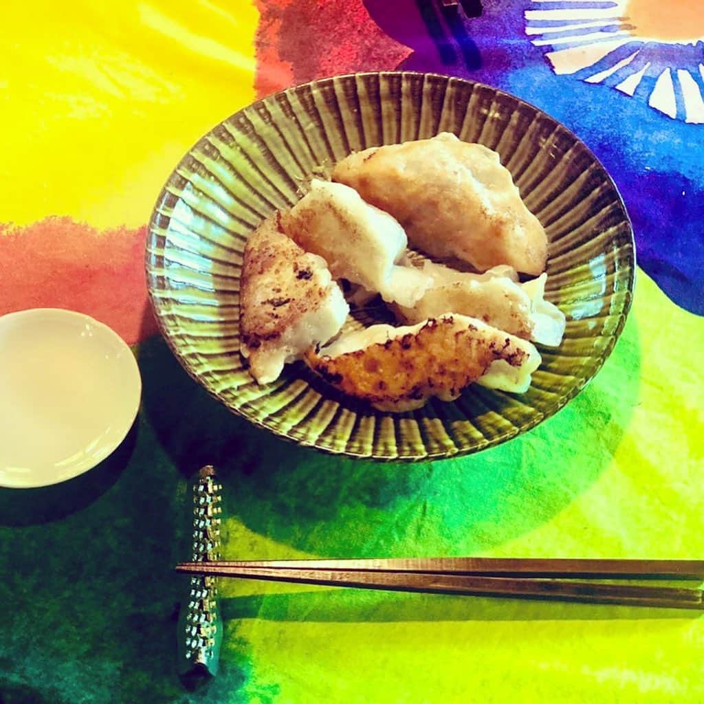 三浦瑠麗さんのインスタグラム写真 - (三浦瑠麗Instagram)「お盆休みにママと娘で手作り餃子。イベントなら、楽しいね。餡を包んでひだを寄せるのは半分以上、娘がやりきりました。」8月15日 18時14分 - lullymiura